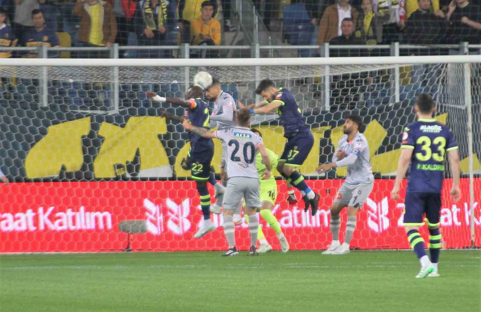 Ziraat Türkiye Kupası: MKE Ankaragücü: 1 - Başakşehir: 0 (İlk yarı)