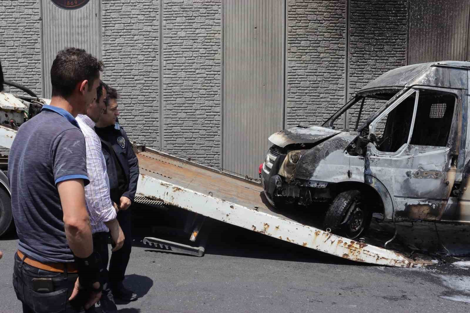 Seyir halindeki kamyonet cayır cayır yandı