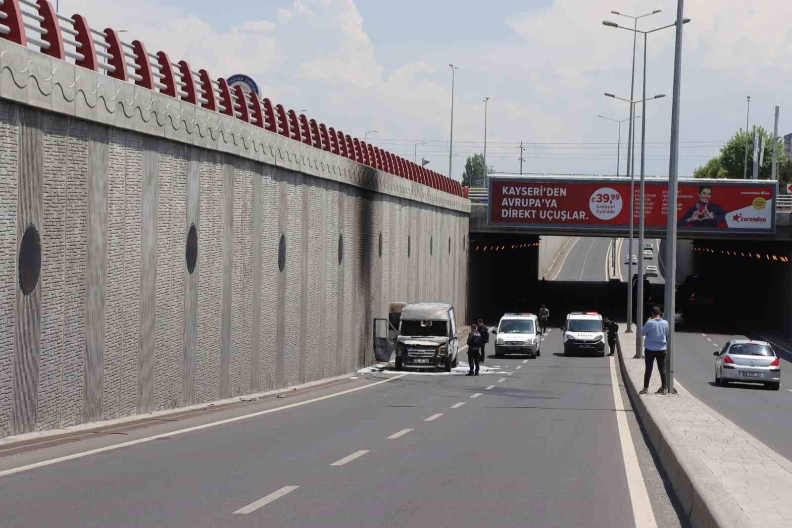 Seyir halindeki kamyonet cayır cayır yandı