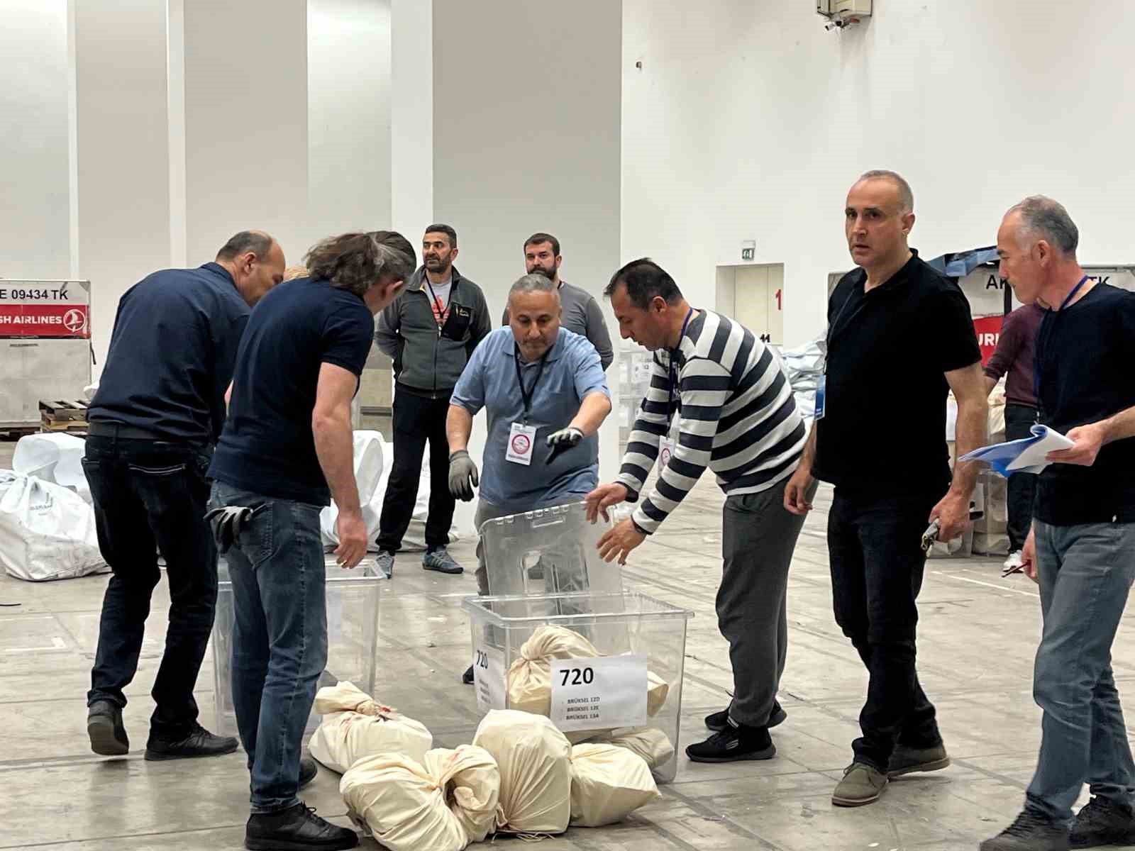 Ankara’ya getirilen yurt dışı oyları 5 kilitli çelik kapıyla korunuyor