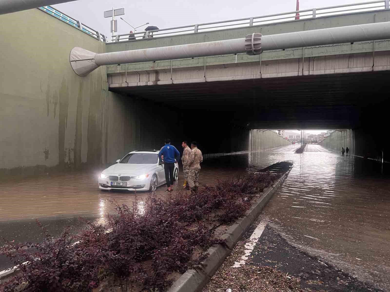 Nevşehir’de sağanak yağış trafiği olumsuz etkiledi