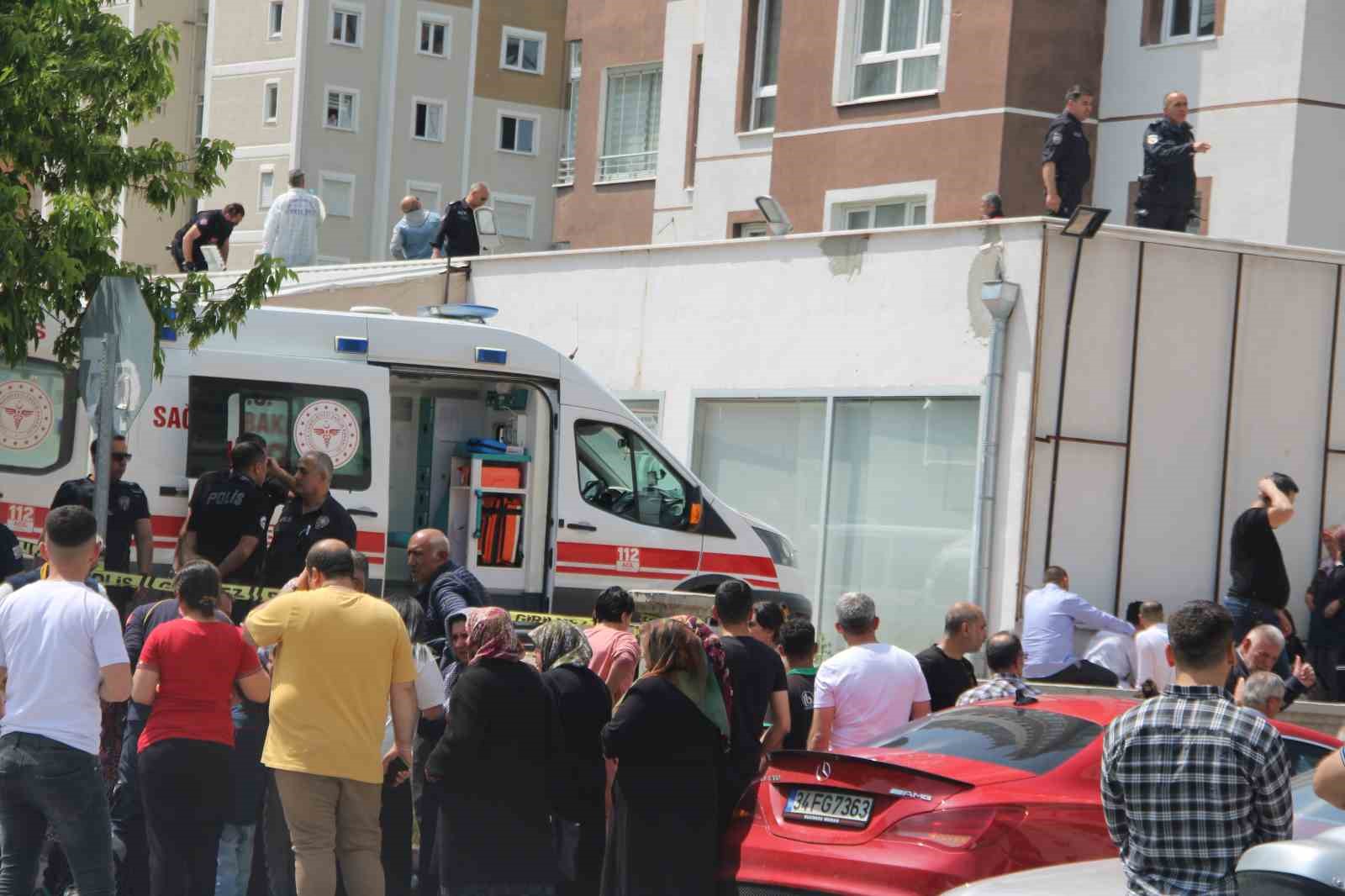 Çocuğunu kurtarmak isteyen anne kucağındaki çocuğu ile 13. kattan düştü: 3 ölü