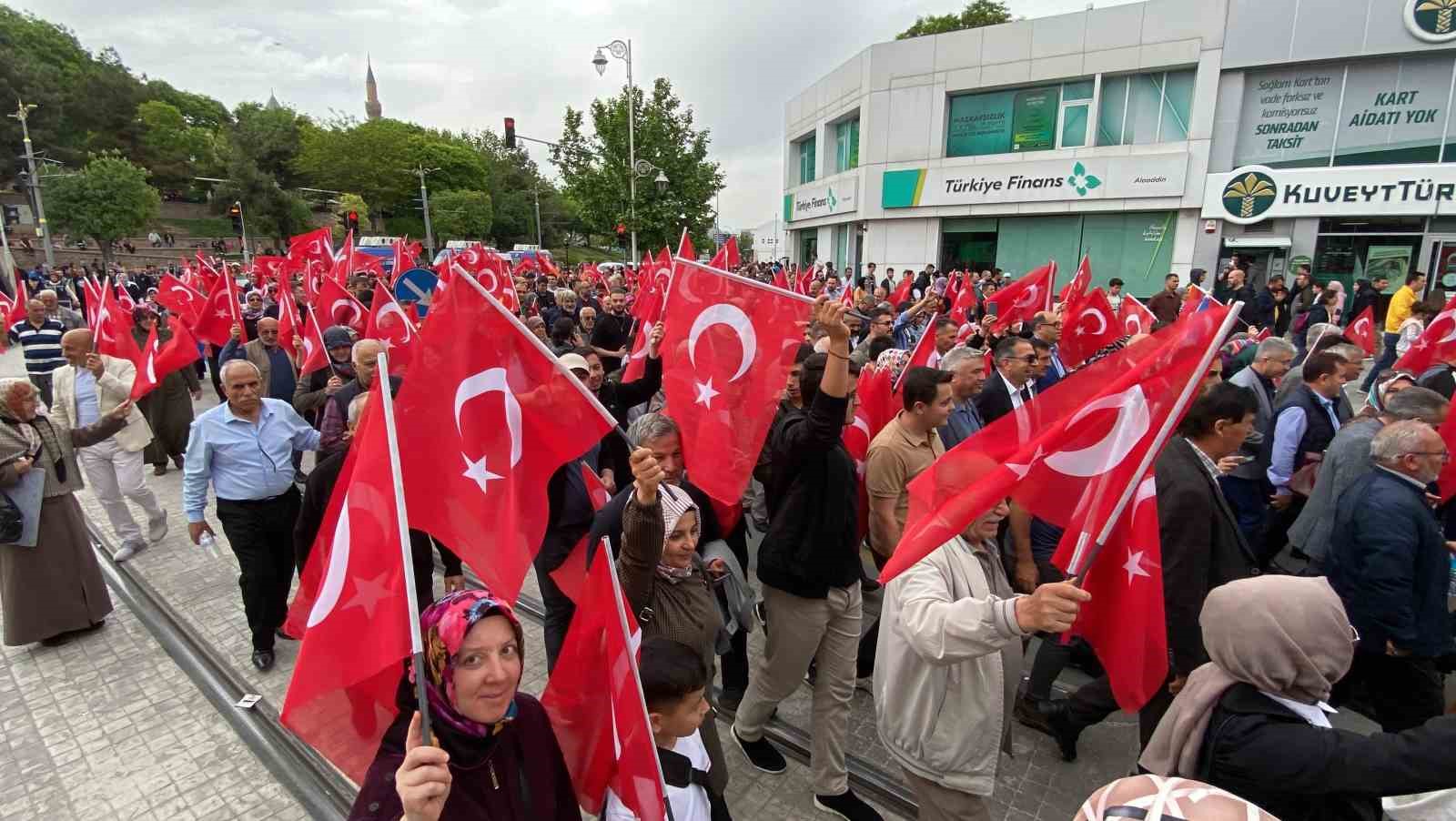 AK Parti Konya teşkilatından seçim öncesi yürüyüş