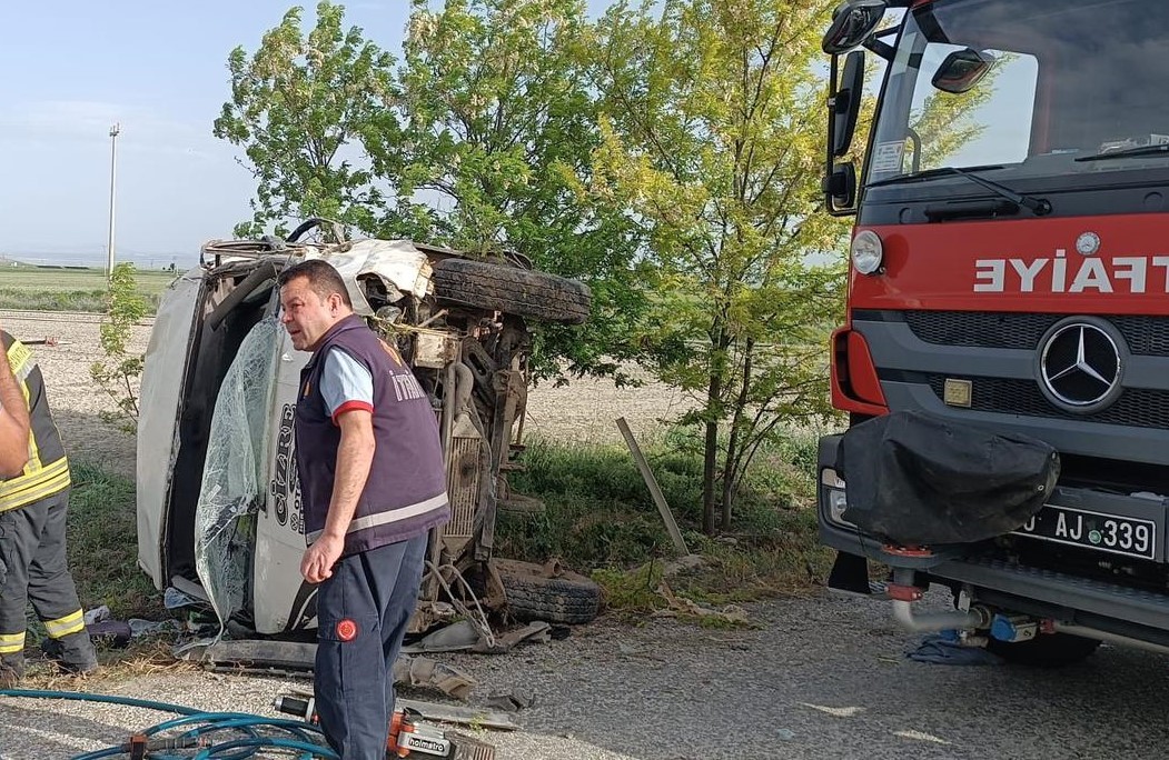 Karaman’da tarım işçilerini taşıyan minibüs devrildi: 16 yaralı