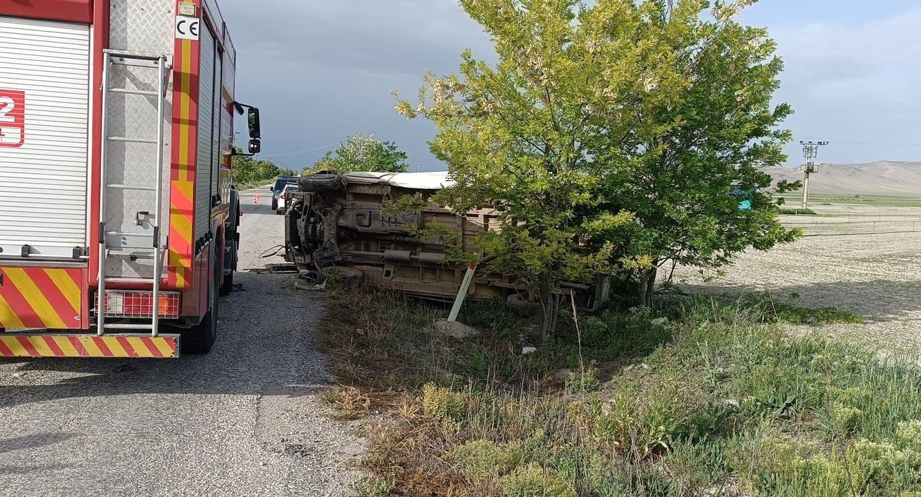 Karaman’da tarım işçilerini taşıyan minibüs devrildi: 16 yaralı