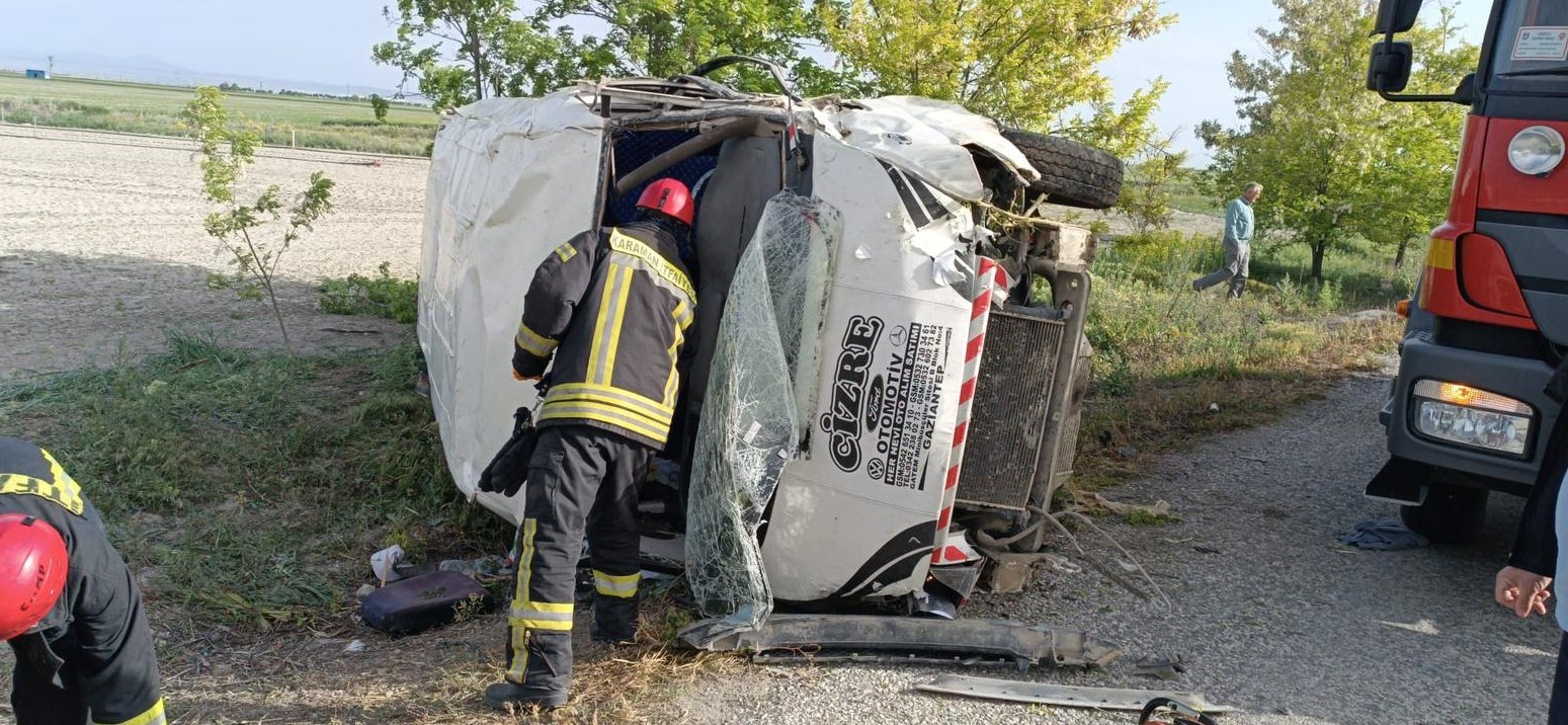 Karaman’da tarım işçilerini taşıyan minibüs devrildi: 16 yaralı