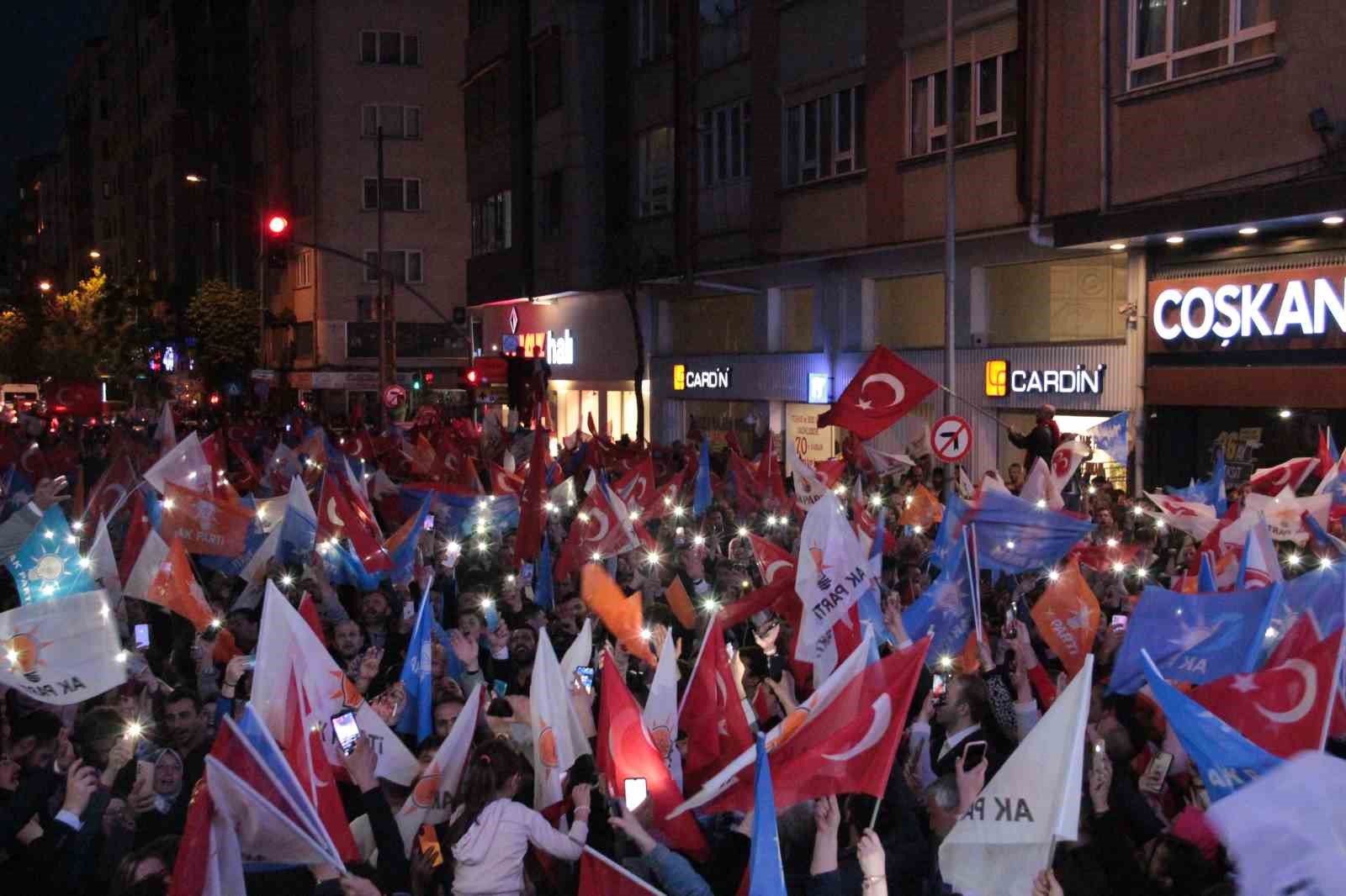 Binlerce kişi AK Parti Eskişehir İl Başkanlığı önünde zafer kutlaması yaptı