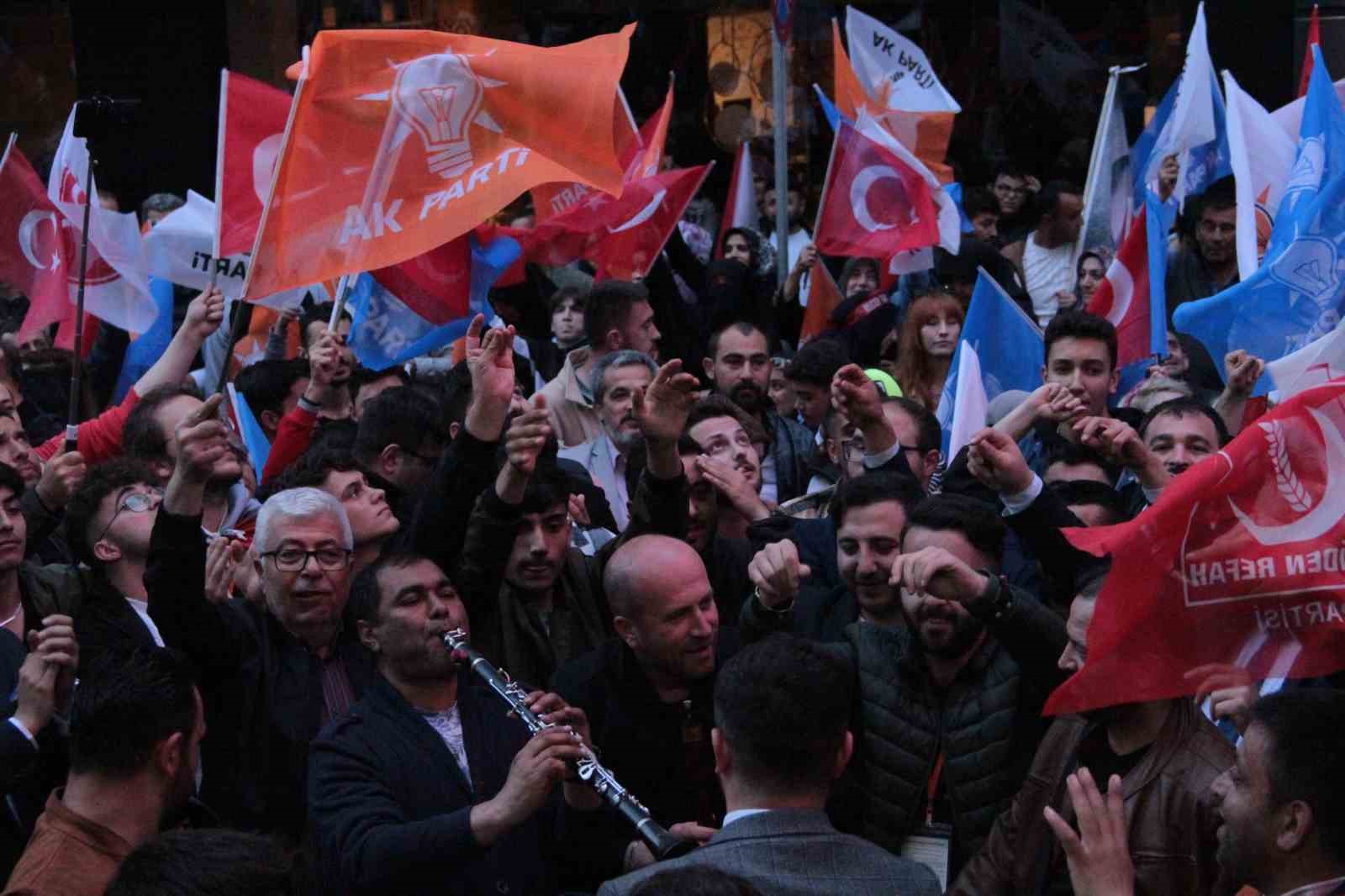 Binlerce kişi AK Parti Eskişehir İl Başkanlığı önünde zafer kutlaması yaptı