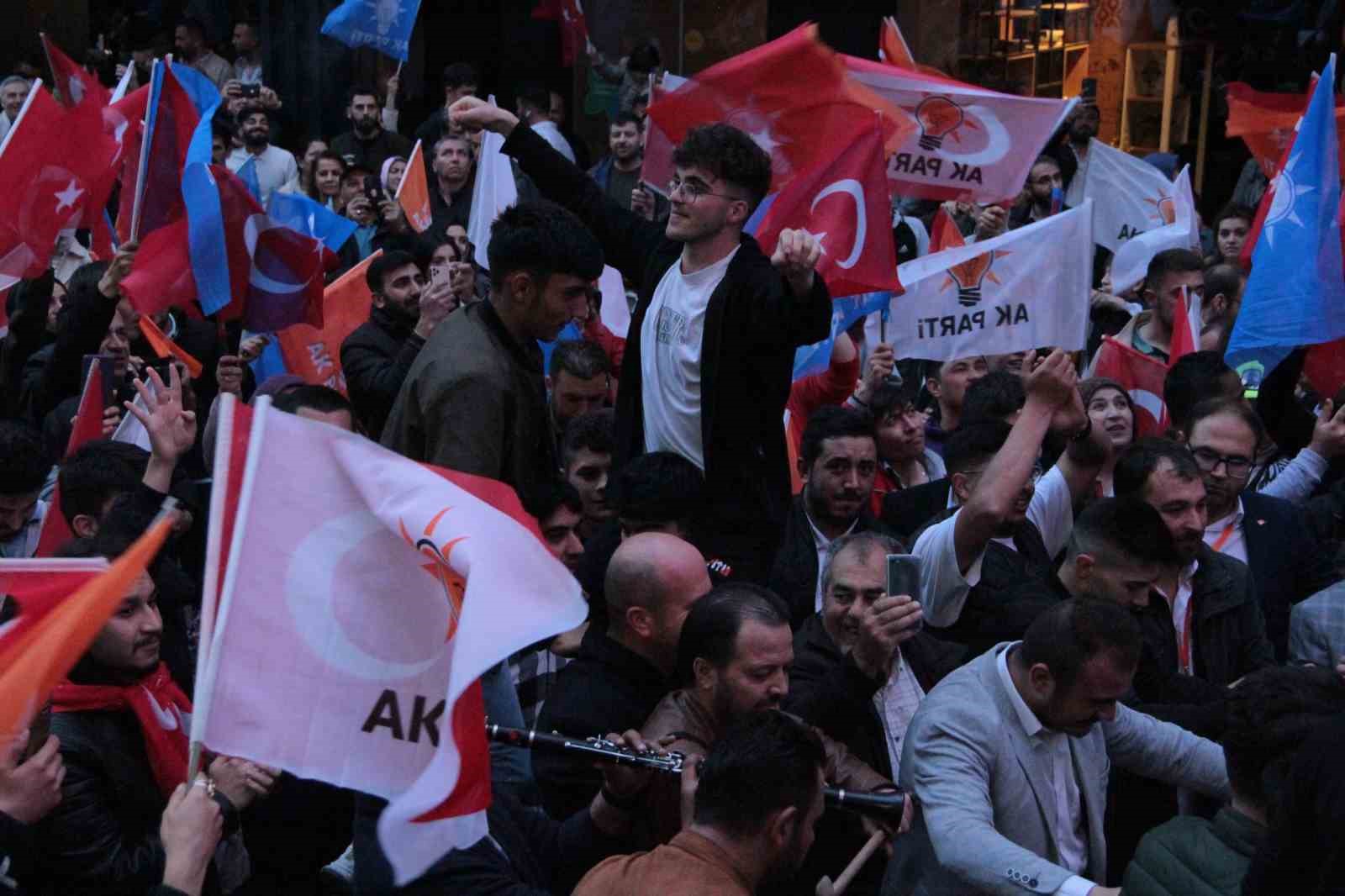 Binlerce kişi AK Parti Eskişehir İl Başkanlığı önünde zafer kutlaması yaptı