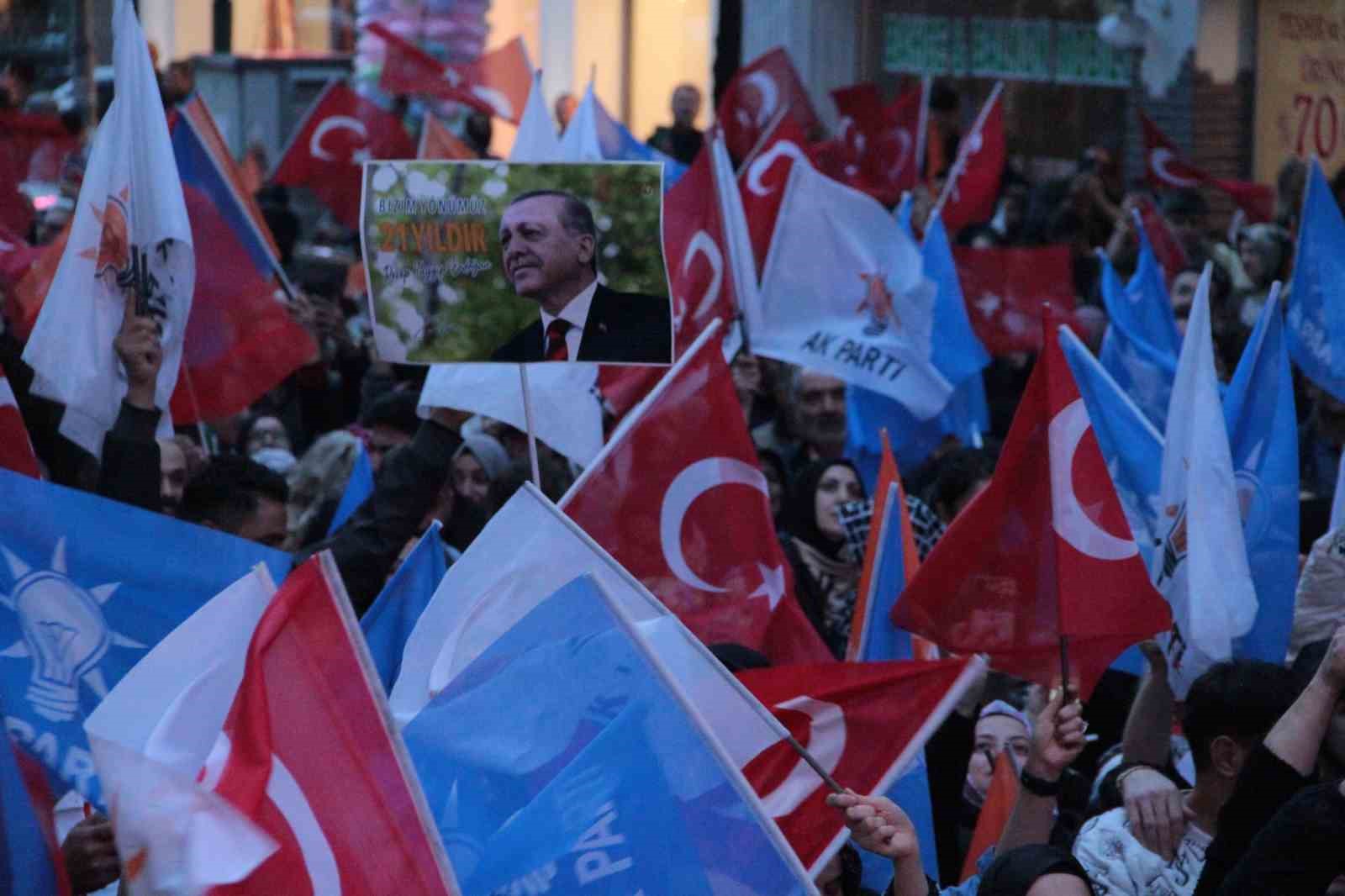 Binlerce kişi AK Parti Eskişehir İl Başkanlığı önünde zafer kutlaması yaptı