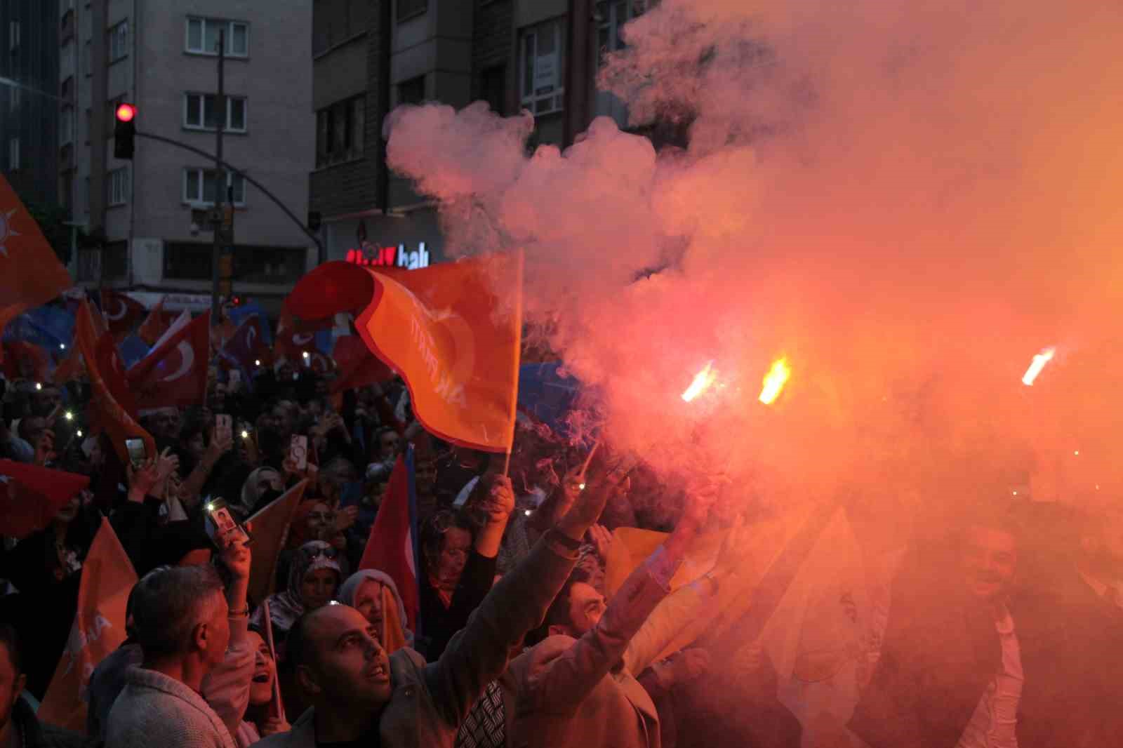 Binlerce kişi AK Parti Eskişehir İl Başkanlığı önünde zafer kutlaması yaptı