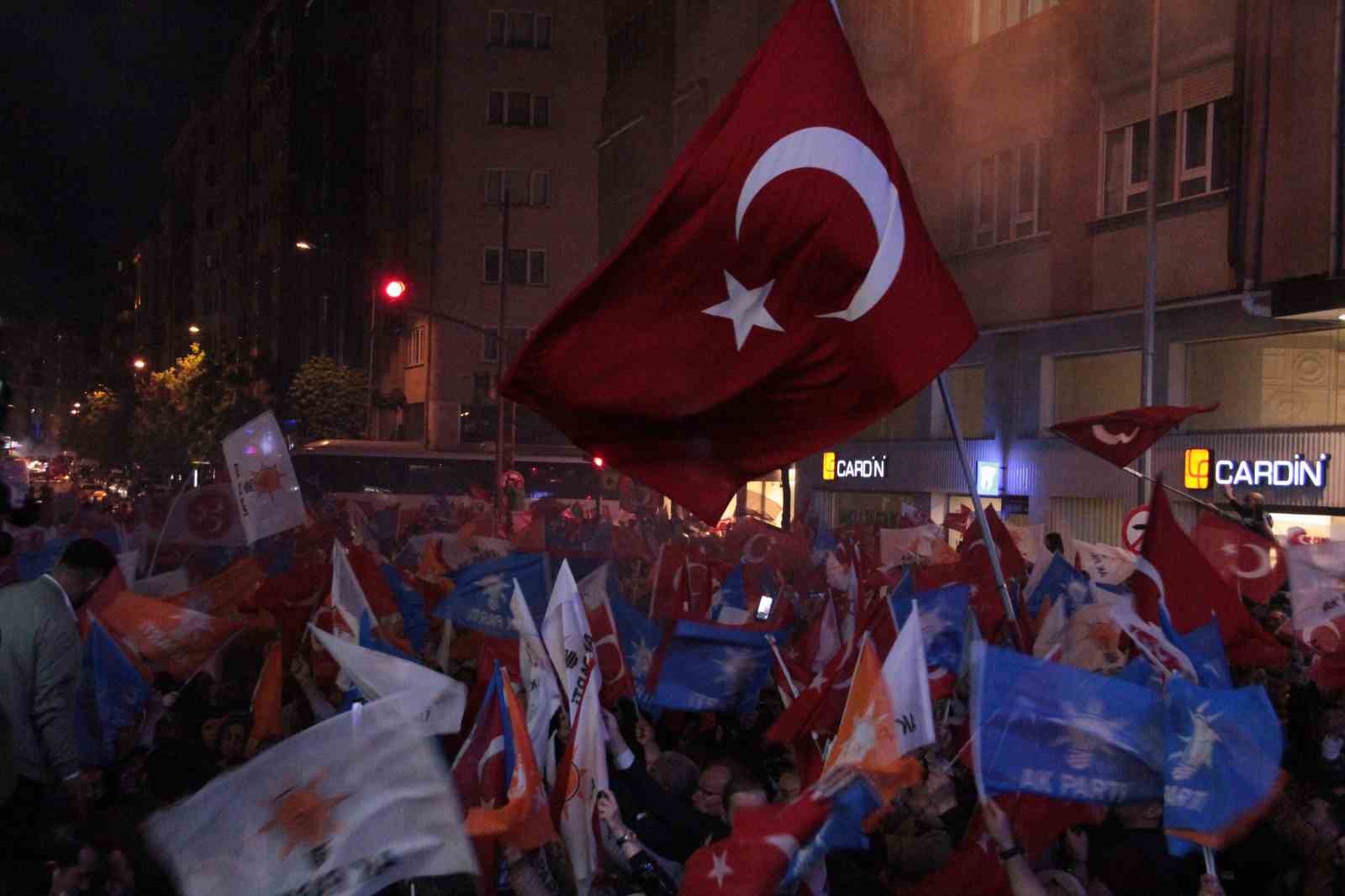 Binlerce kişi AK Parti Eskişehir İl Başkanlığı önünde zafer kutlaması yaptı