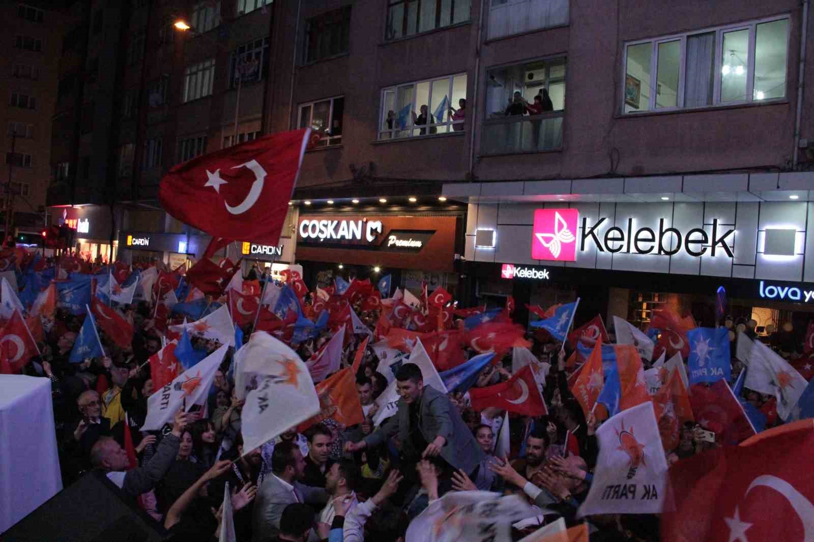 Binlerce kişi AK Parti Eskişehir İl Başkanlığı önünde zafer kutlaması yaptı