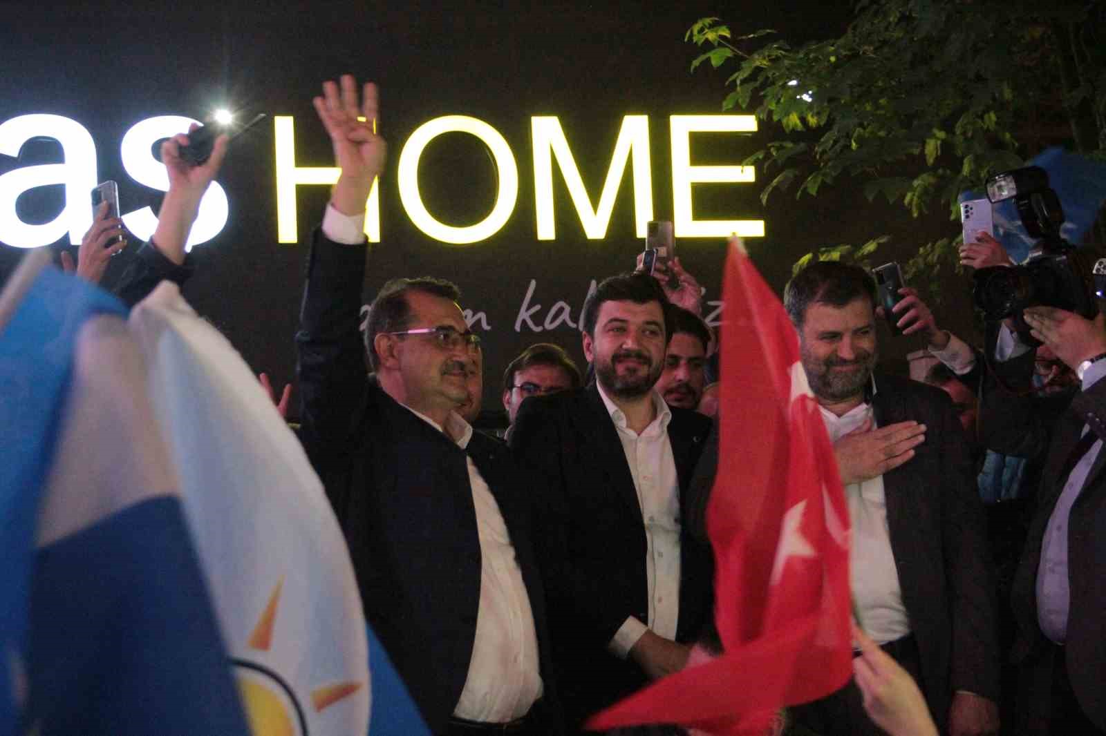 Binlerce kişi AK Parti Eskişehir İl Başkanlığı önünde zafer kutlaması yaptı