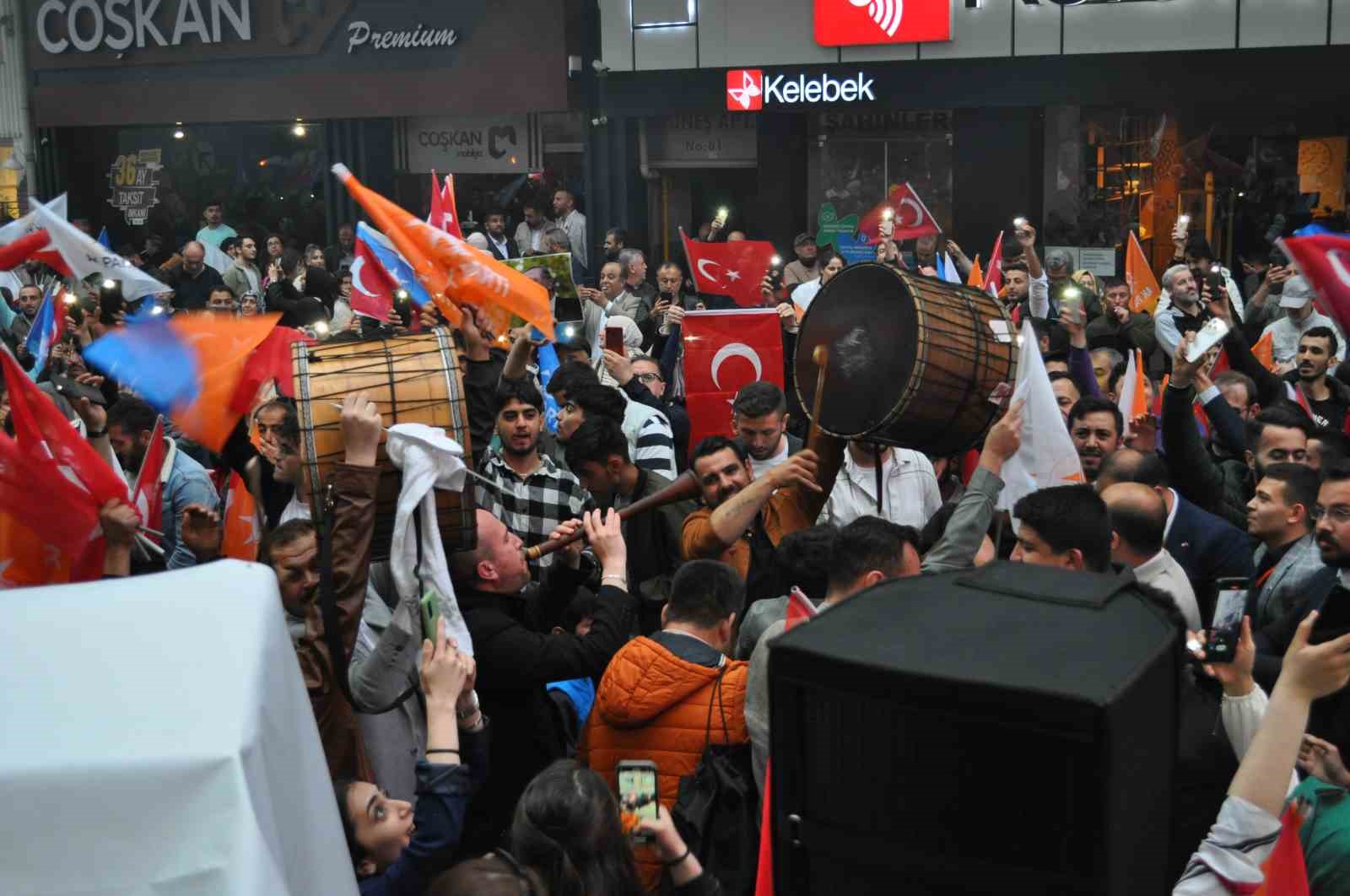 Binlerce kişi AK Parti Eskişehir İl Başkanlığı önünde zafer kutlaması yaptı