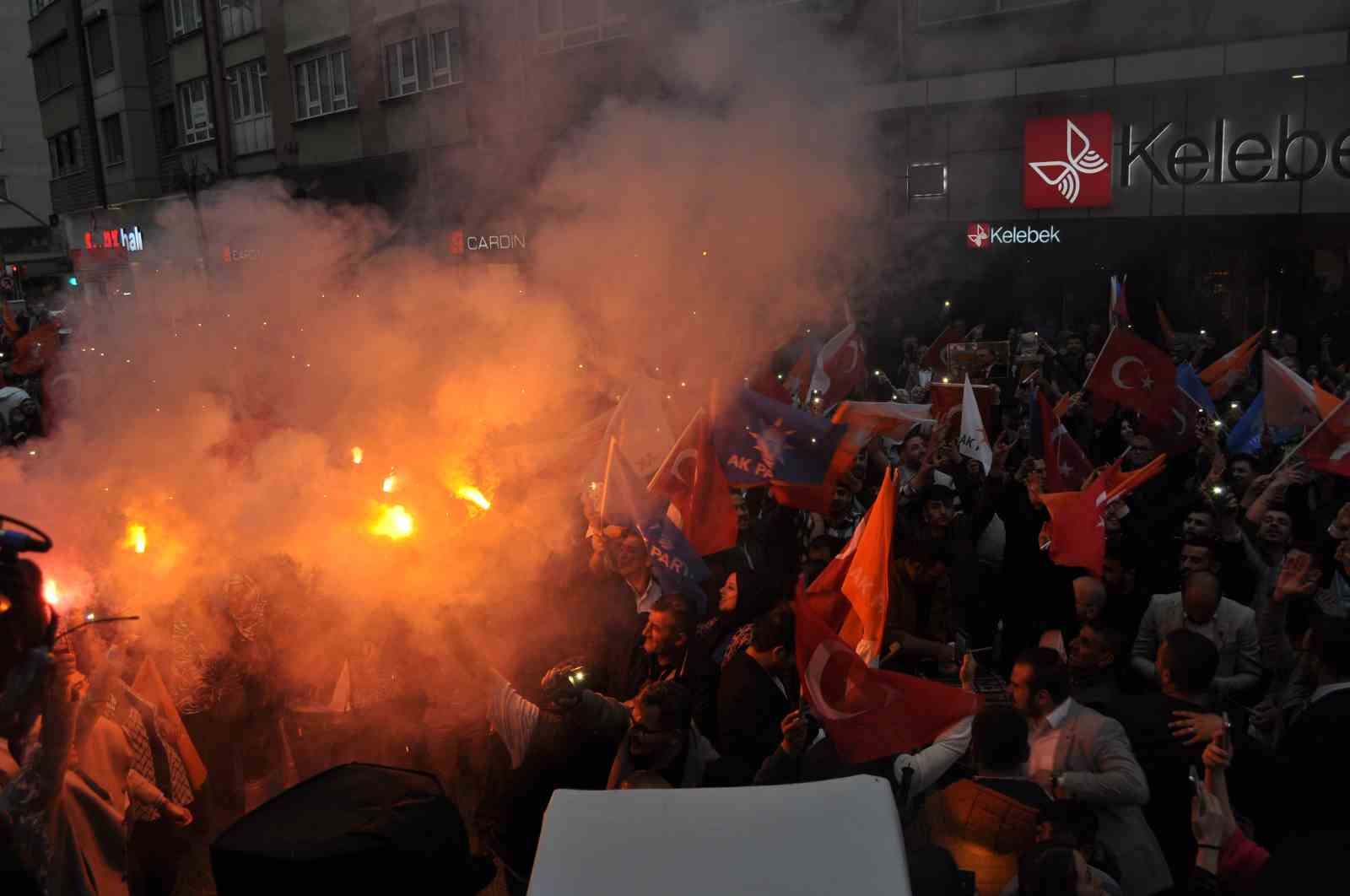 Binlerce kişi AK Parti Eskişehir İl Başkanlığı önünde zafer kutlaması yaptı