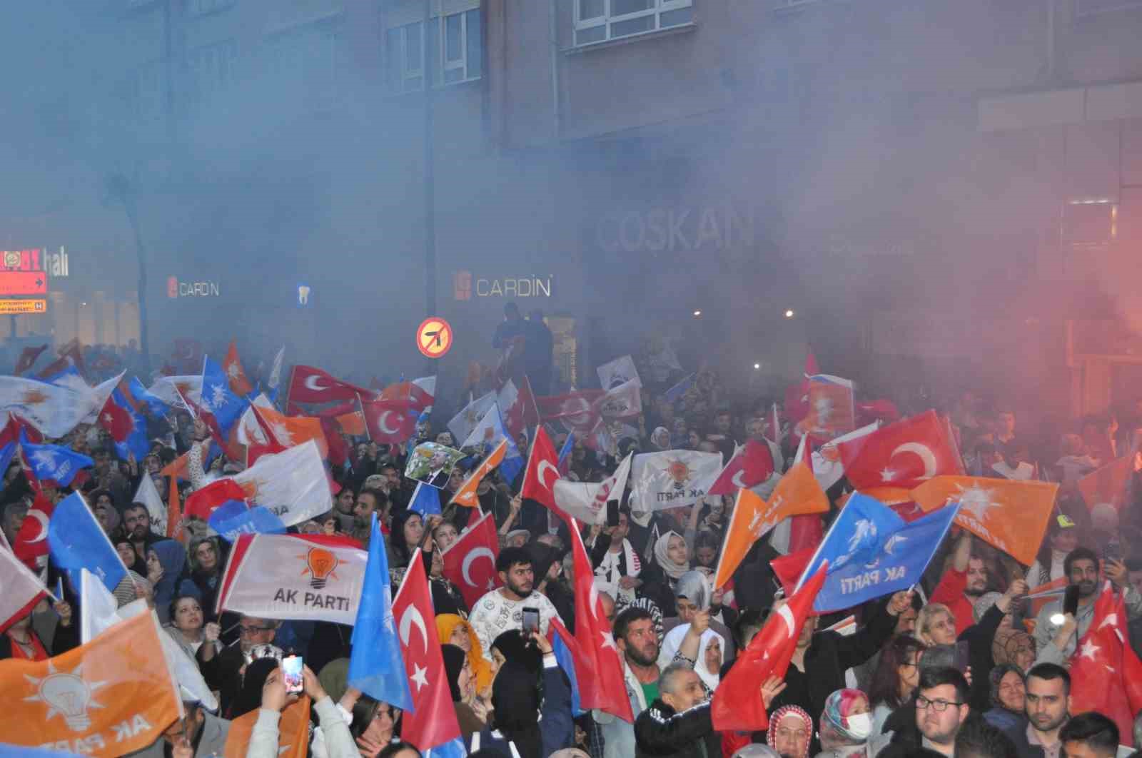 Binlerce kişi AK Parti Eskişehir İl Başkanlığı önünde zafer kutlaması yaptı