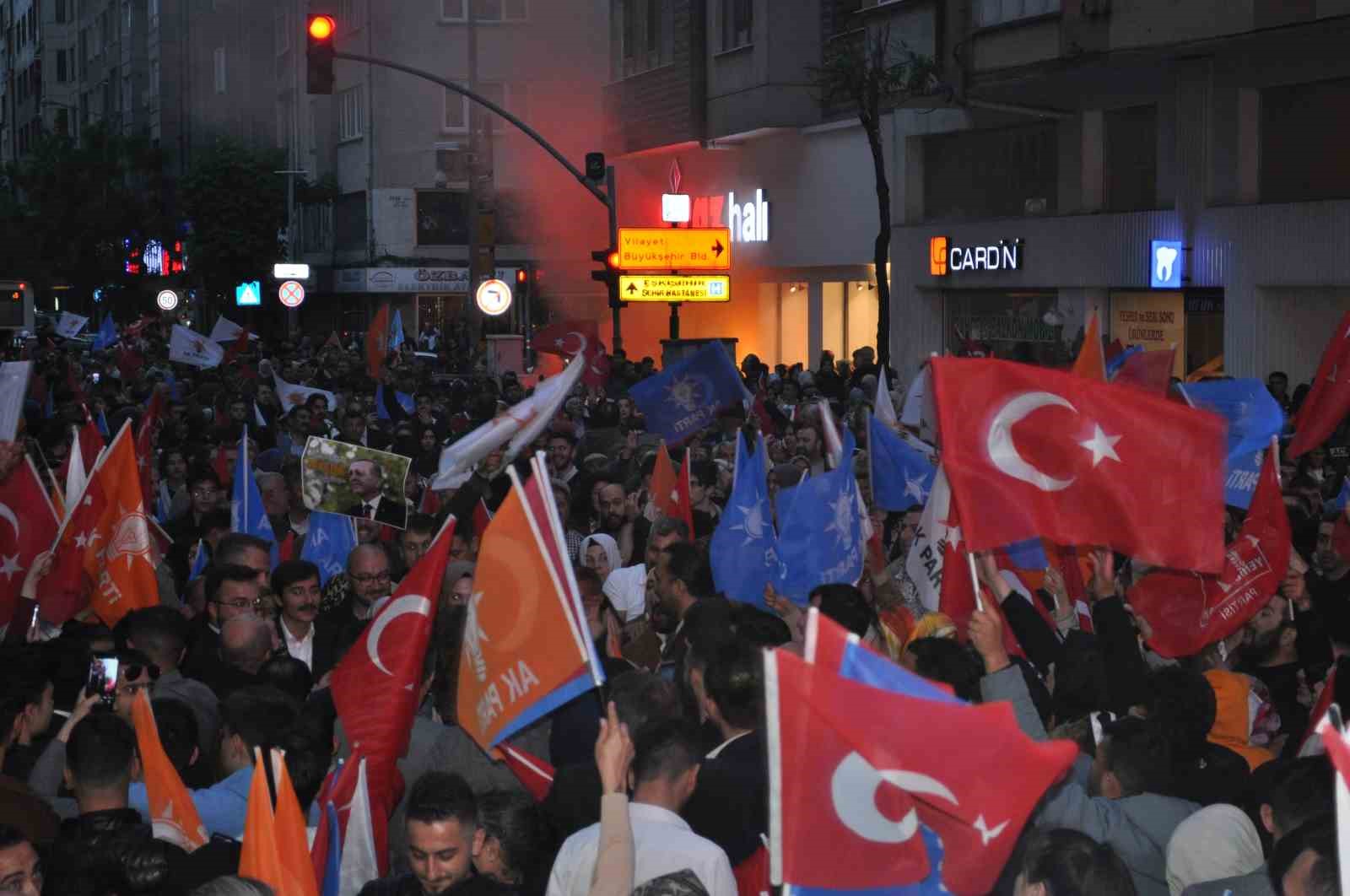 Binlerce kişi AK Parti Eskişehir İl Başkanlığı önünde zafer kutlaması yaptı