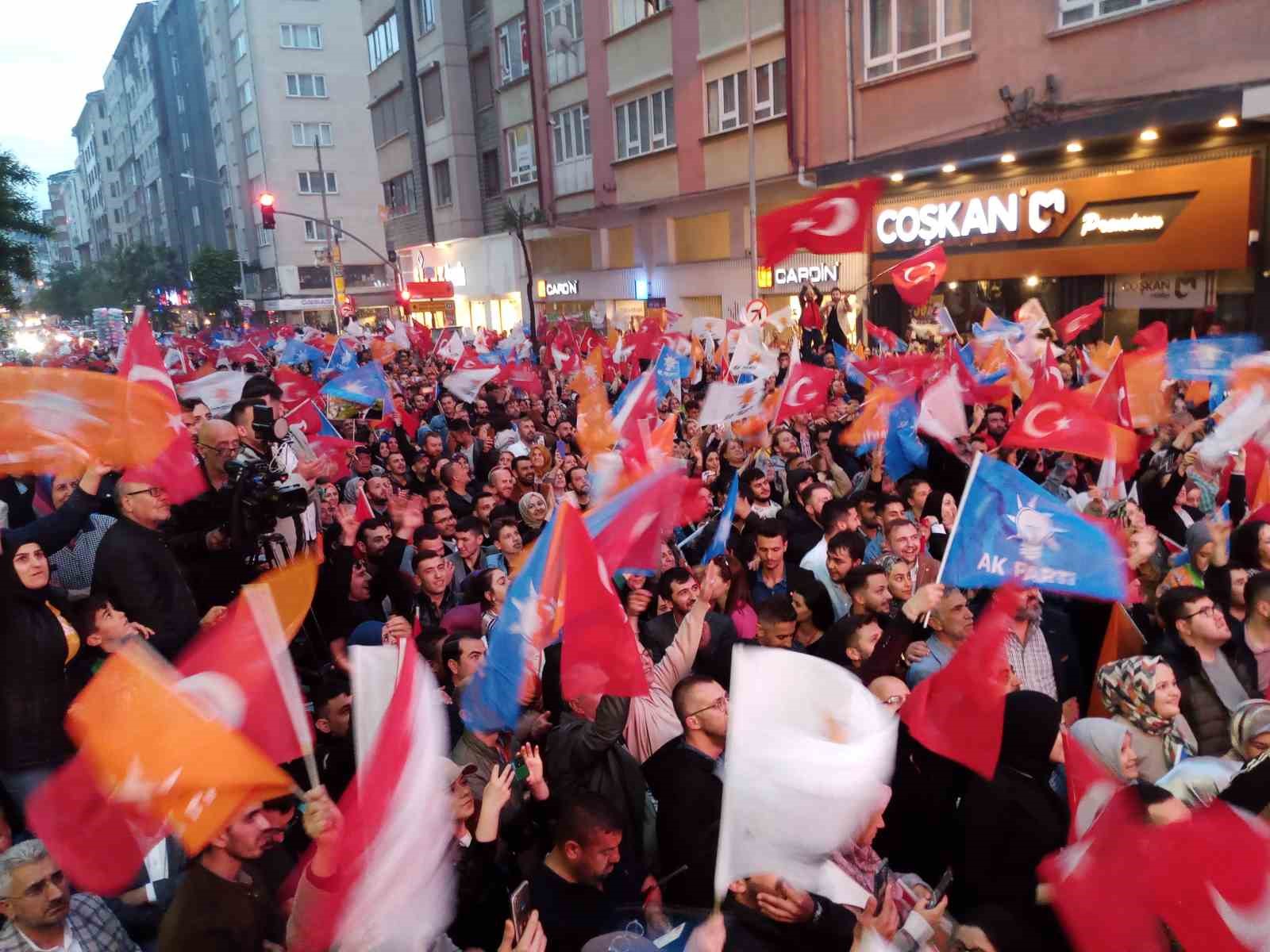 Binlerce kişi AK Parti Eskişehir İl Başkanlığı önünde zafer kutlaması yaptı