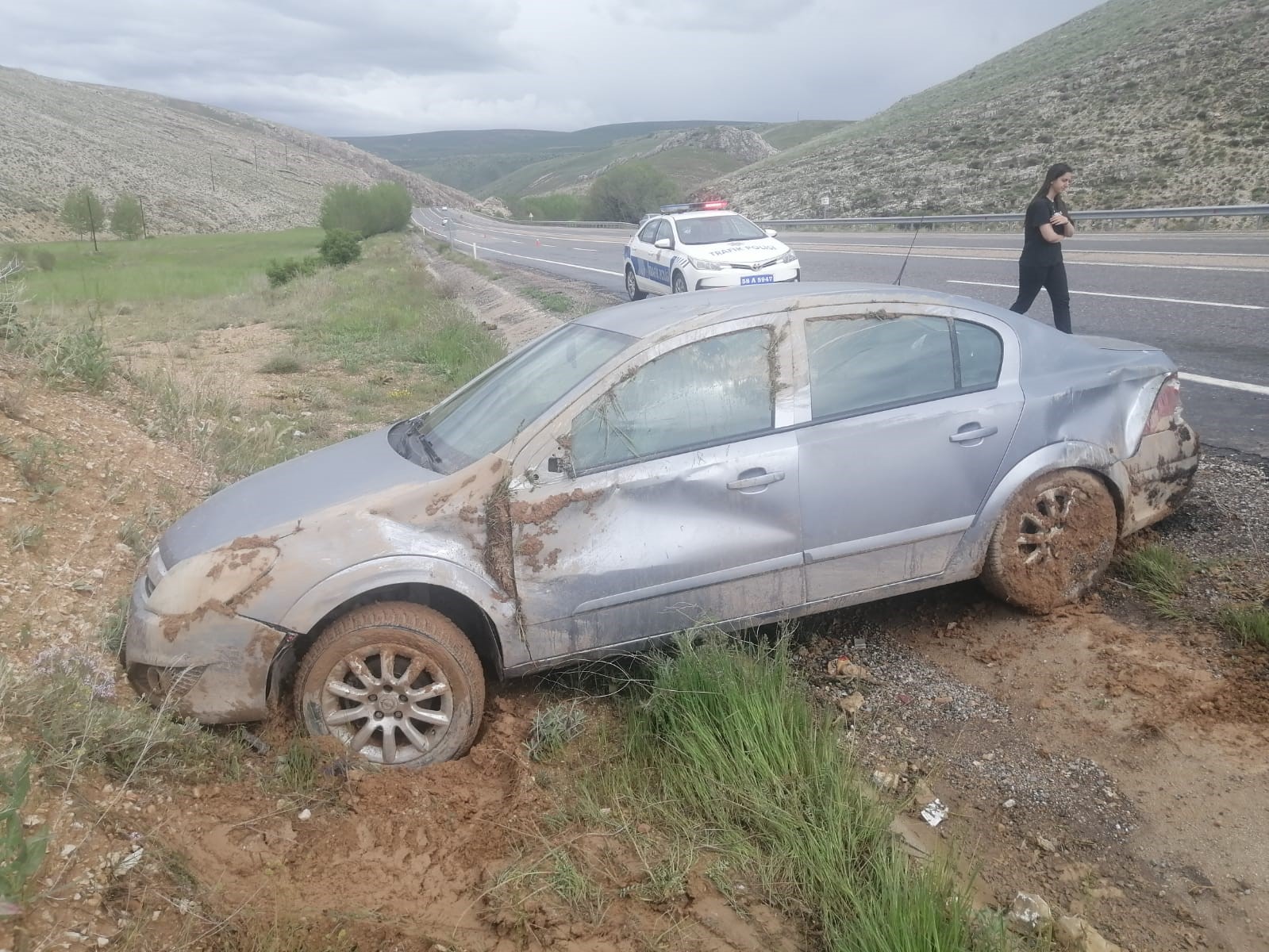 Otomobil yoldan çıktı: 1’i çocuk 3 yaralı