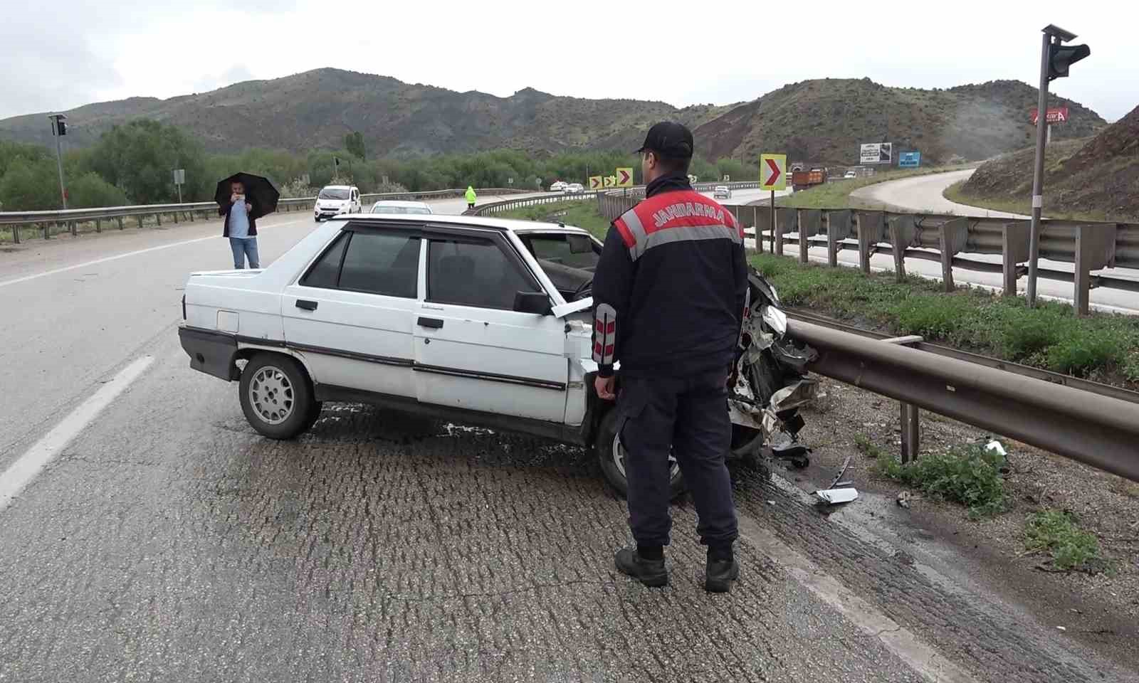 Kırıkkale’de otomobil bariyerlere çarptı: 4 yaralı