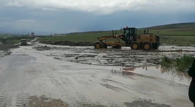 Gemerek’te sel yolu ulaşıma kapattı