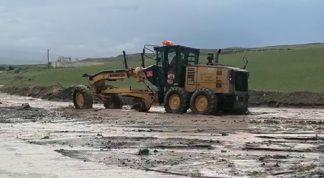 Gemerek’te sel yolu ulaşıma kapattı