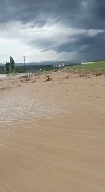 Gemerek’te sel yolu ulaşıma kapattı