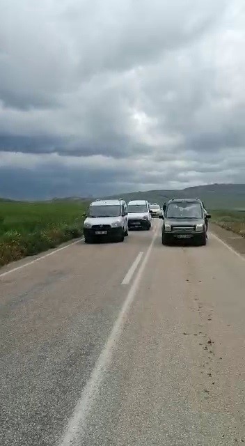 Gemerek’te sel yolu ulaşıma kapattı