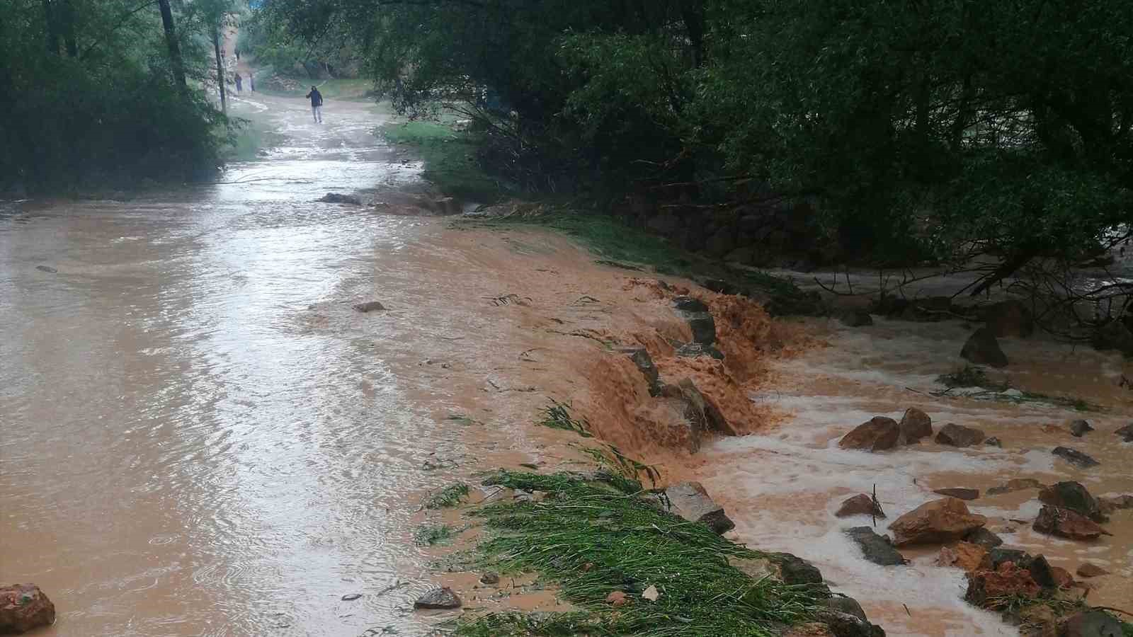 Kırıkkale’de sel felaketi: Araçlar sürüklendi, hayvanlar telef oldu