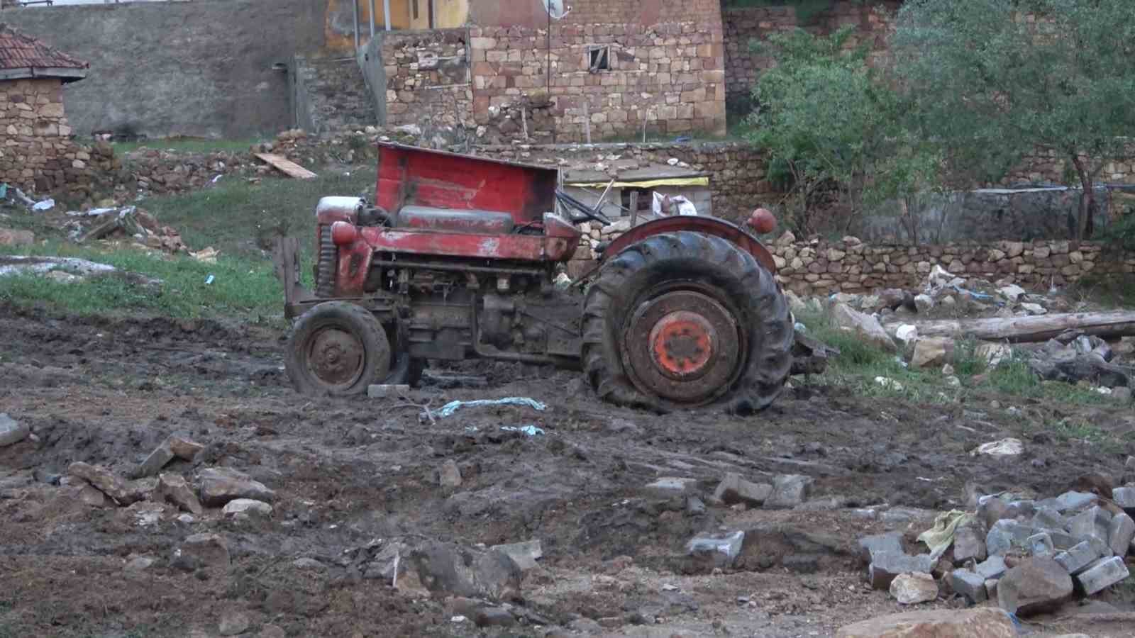 Kırıkkale’de sel felaketi: Araçlar sürüklendi, hayvanlar telef oldu