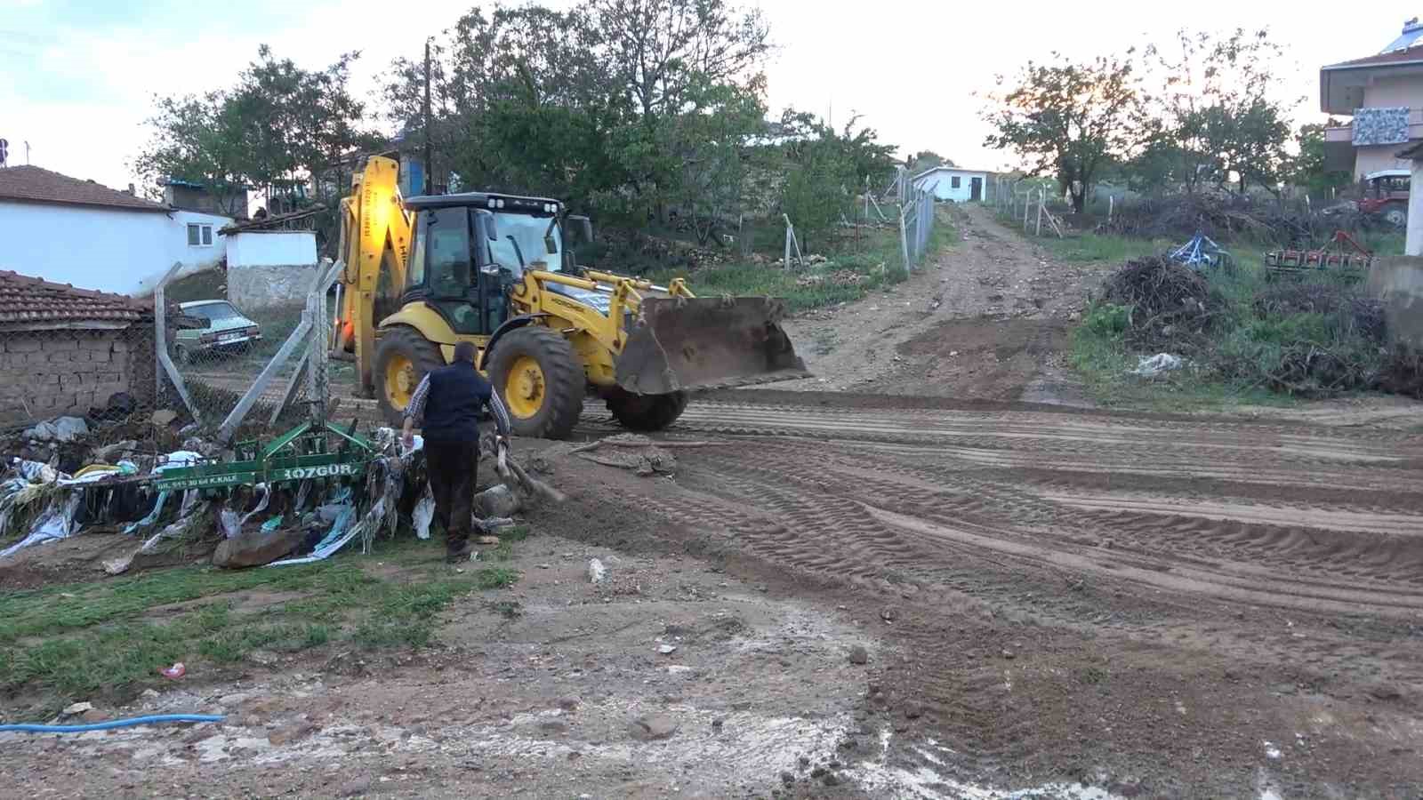 Kırıkkale’de sel felaketi: Araçlar sürüklendi, hayvanlar telef oldu