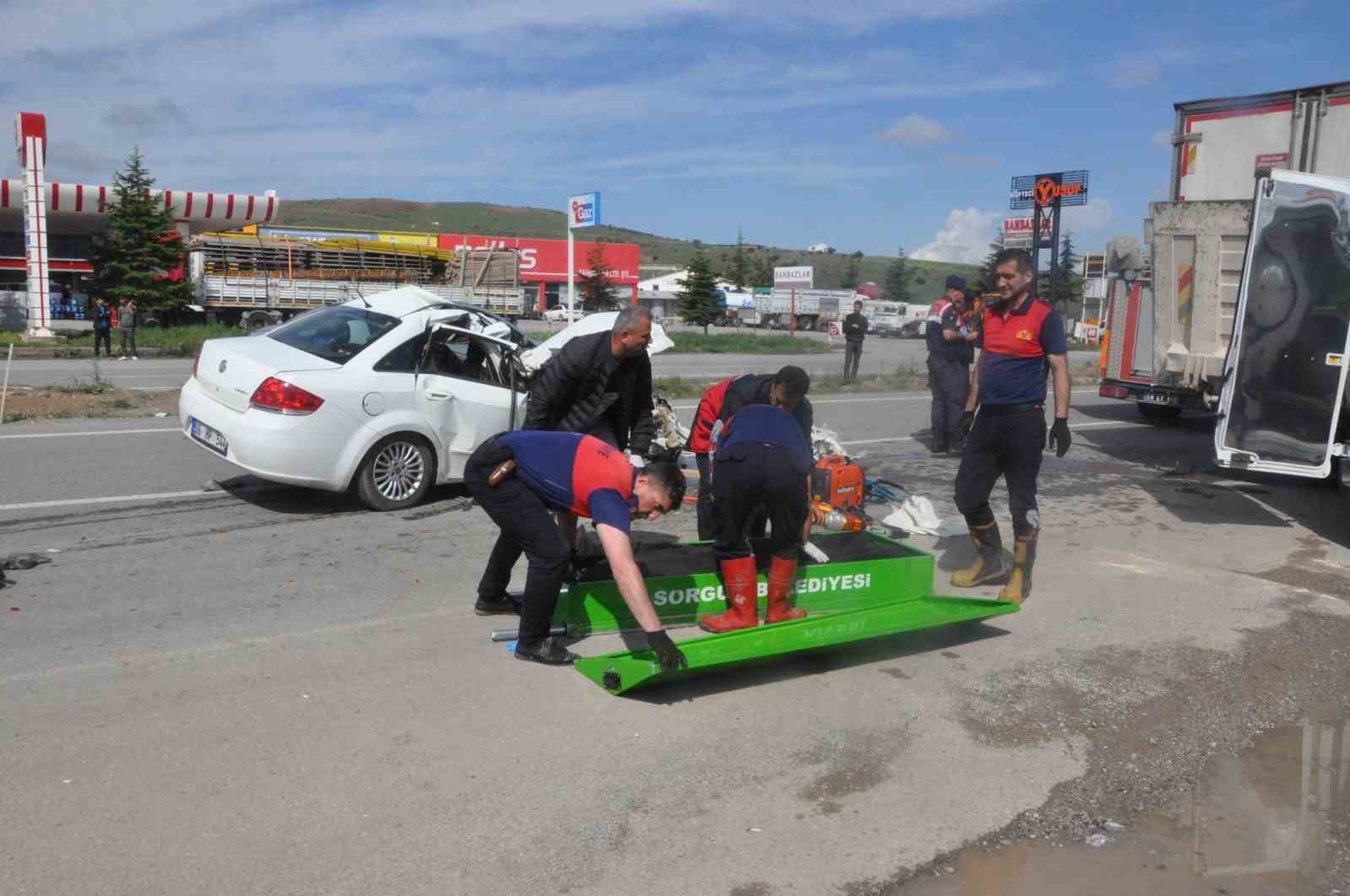 Otomobil kamyona arkadan çarptı: 1 ölü, 1 yaralı