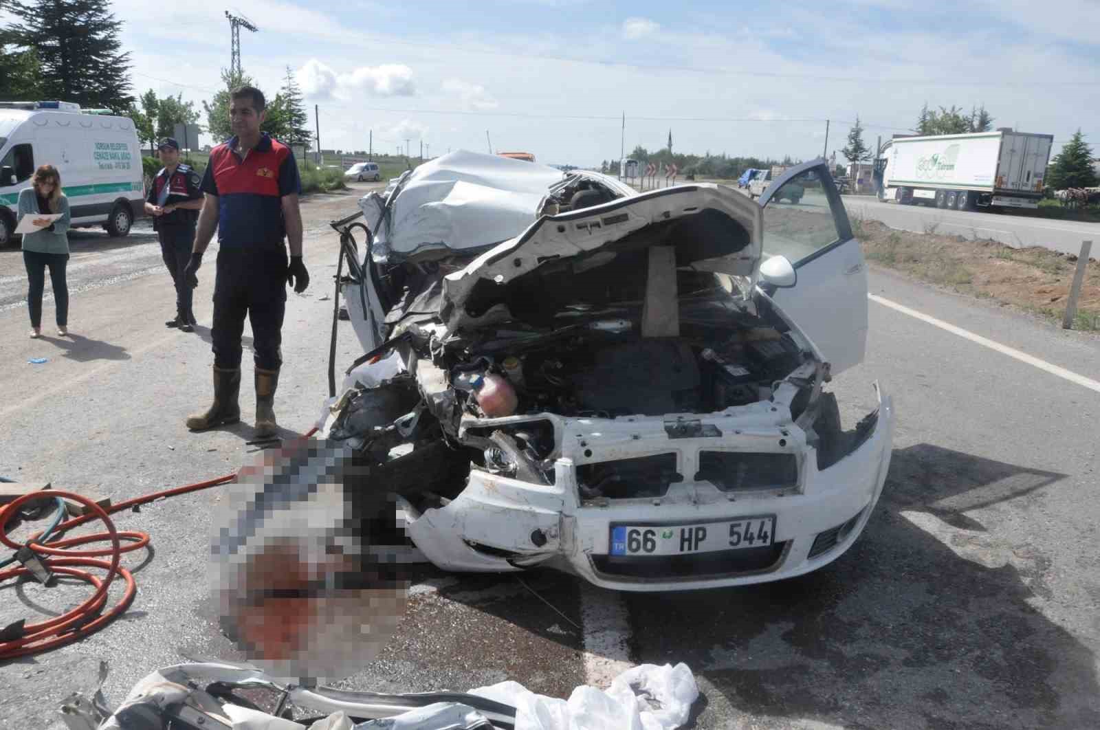 Otomobil kamyona arkadan çarptı: 1 ölü, 1 yaralı