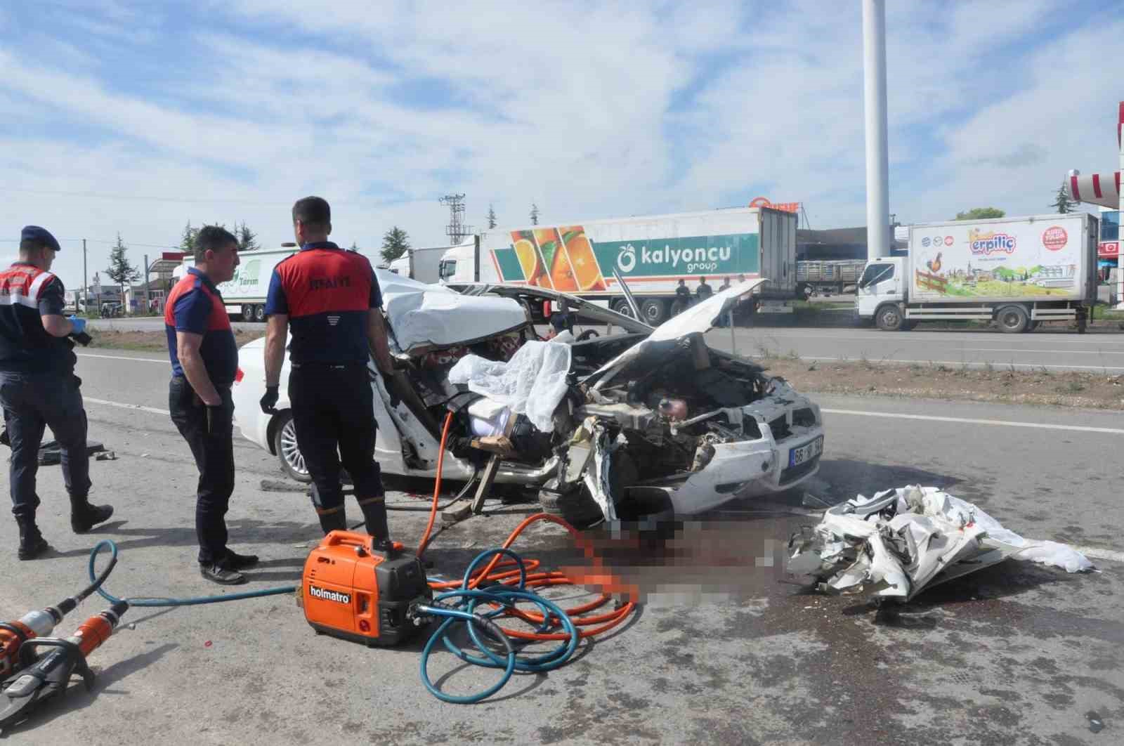 Otomobil kamyona arkadan çarptı: 1 ölü, 1 yaralı