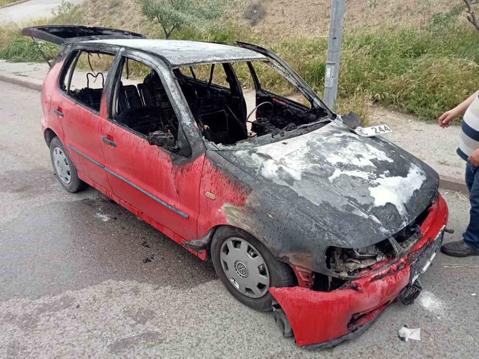 Seyir halindeki aracı alev topuna döndü, canını zor kurtardı