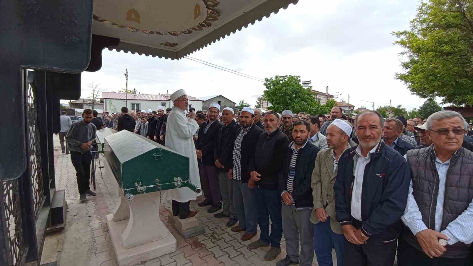 Oğulları tarafından öldürülen anne ve baba son yolculuğuna uğurlandı