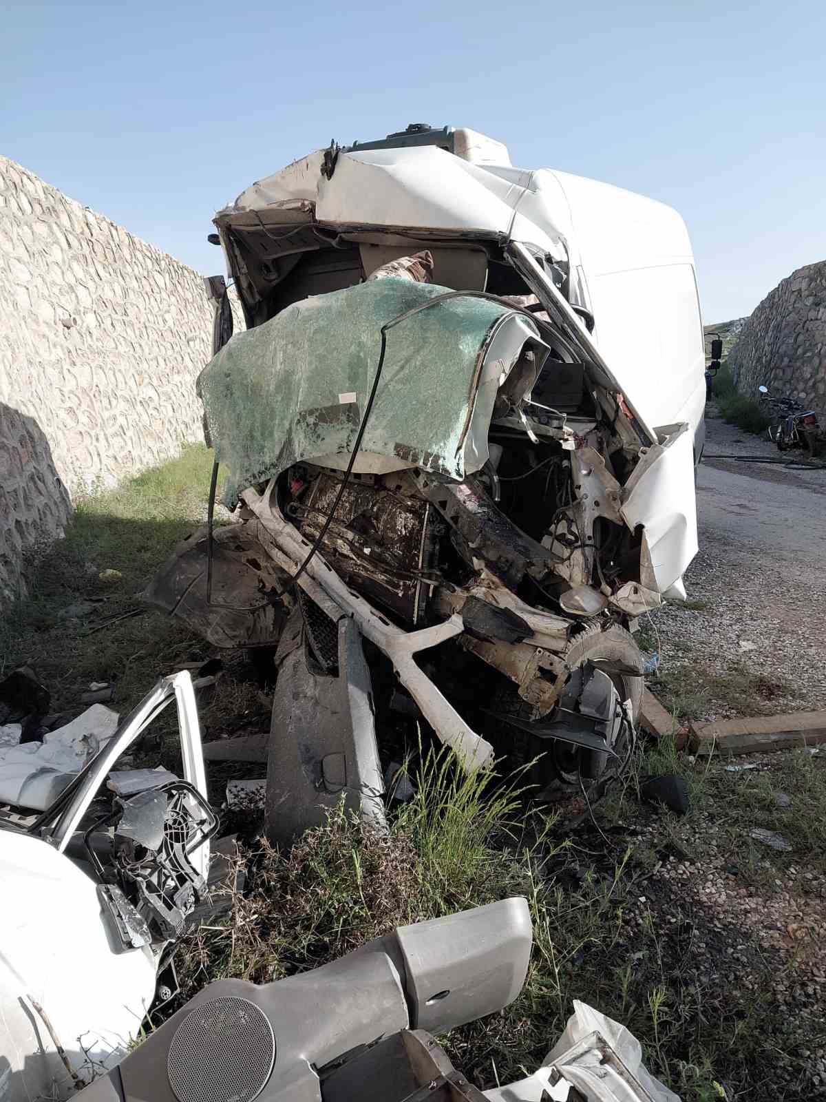 Konya’da minibüs alt geçide düştü: 1 ölü, 1 yaralı