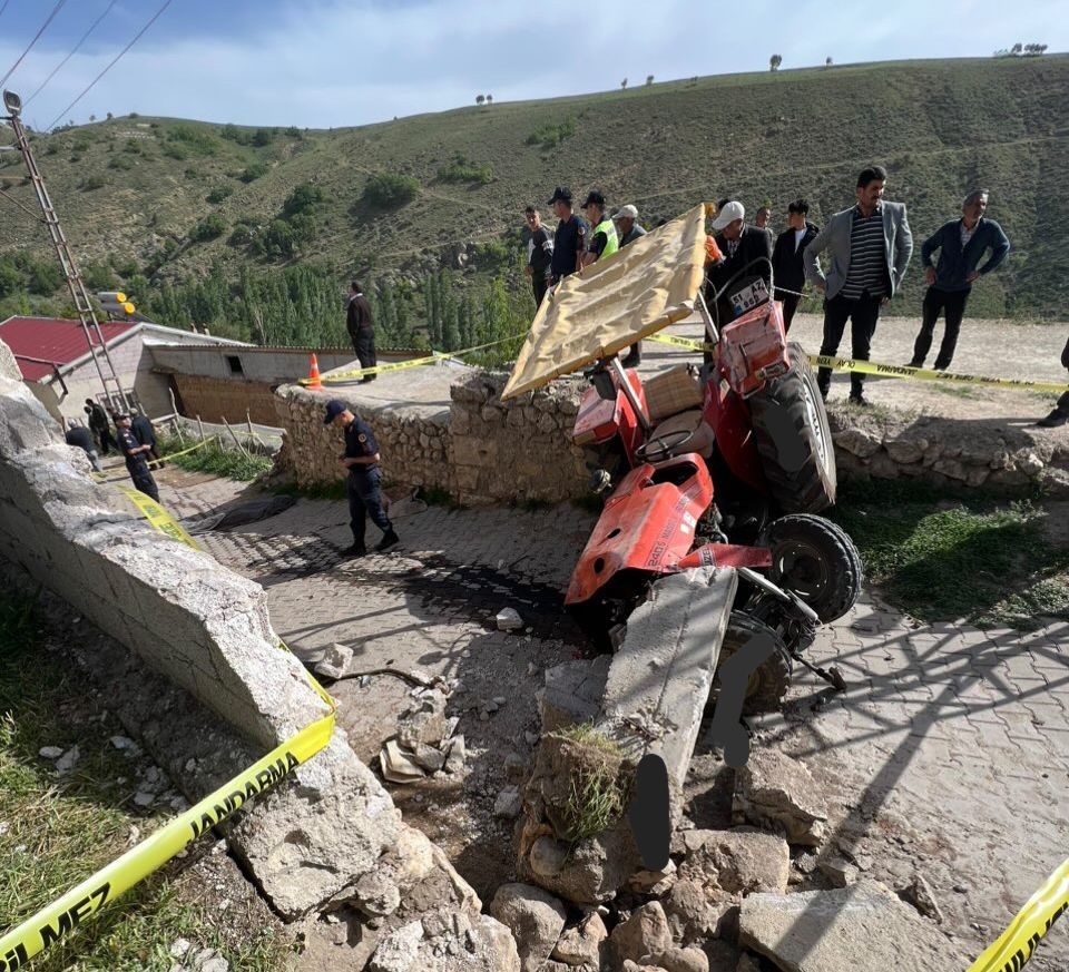 Traktör devrilmesi sonucu baba öldü, çocukları yaralandı