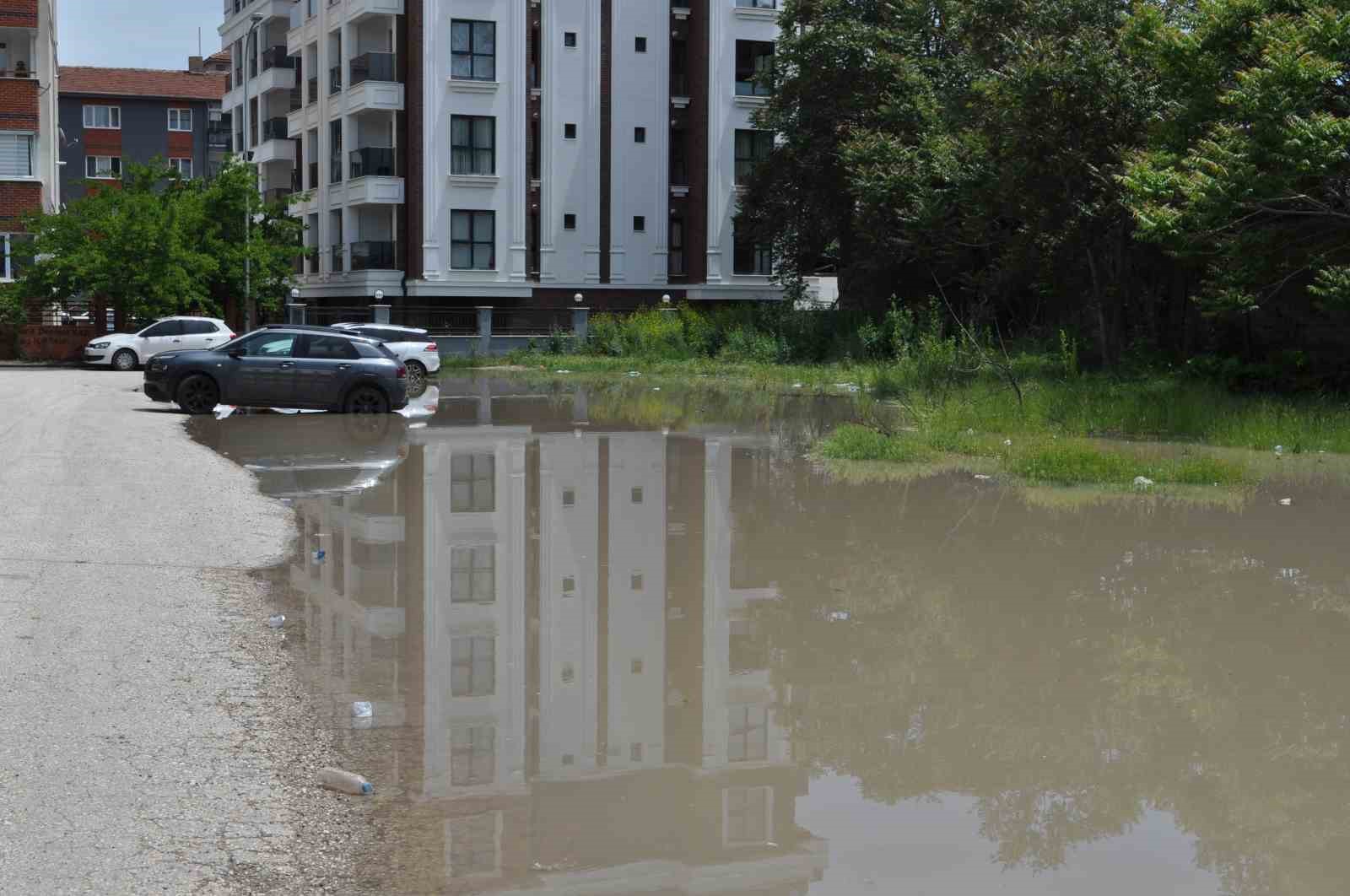 Boş araziye park edilen araçlar yağmur sonrası oluşan su birikintisinin ortasında kaldı