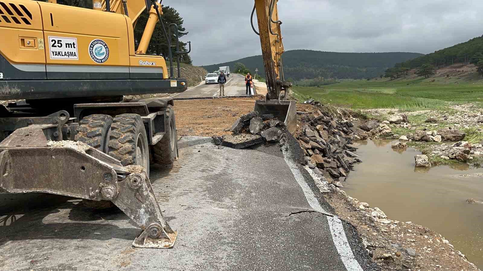 Sel suları Yazılıkaya yolunu kullanılmaz hale getirdi