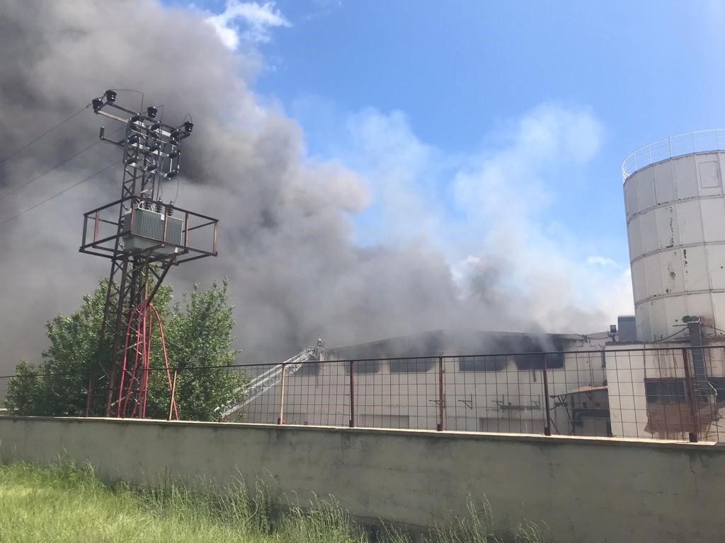 Başkent’te korkutan yangın: Mobilya fabrikasında yangın çıktı