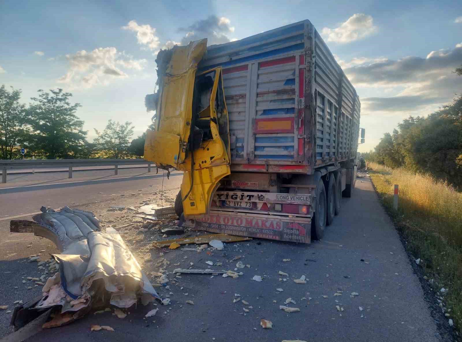 Bisküvi ve çikolata yüklü tır, başka bir tıra çarptı: 1 yaralı