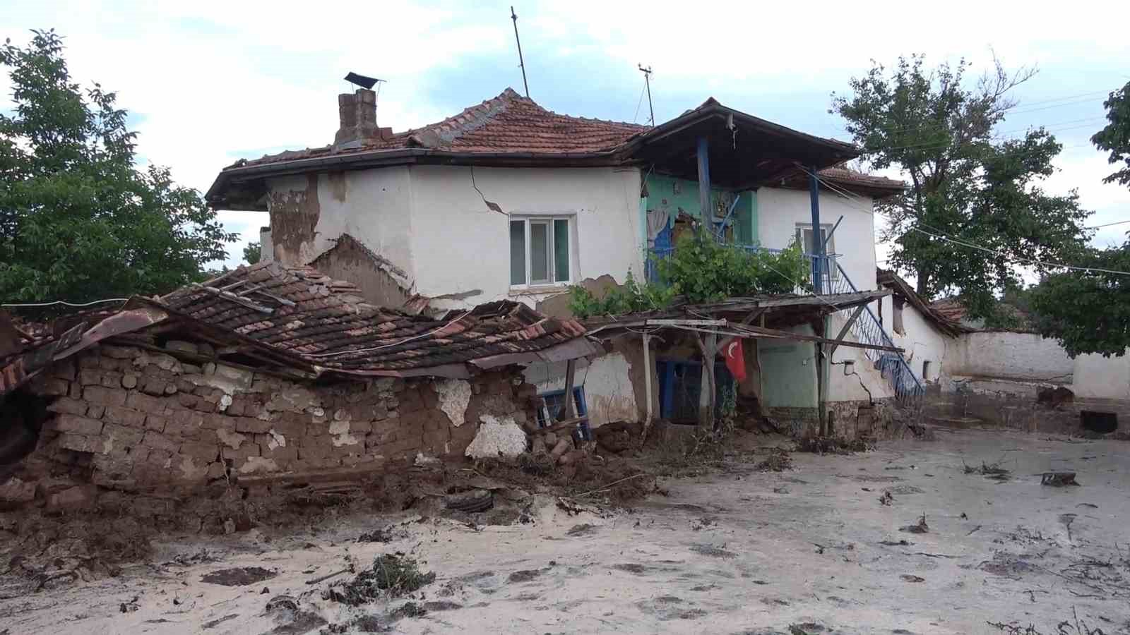 Kırıkkale’de sel: Dereler taştı, evleri ve ahırları su bastı