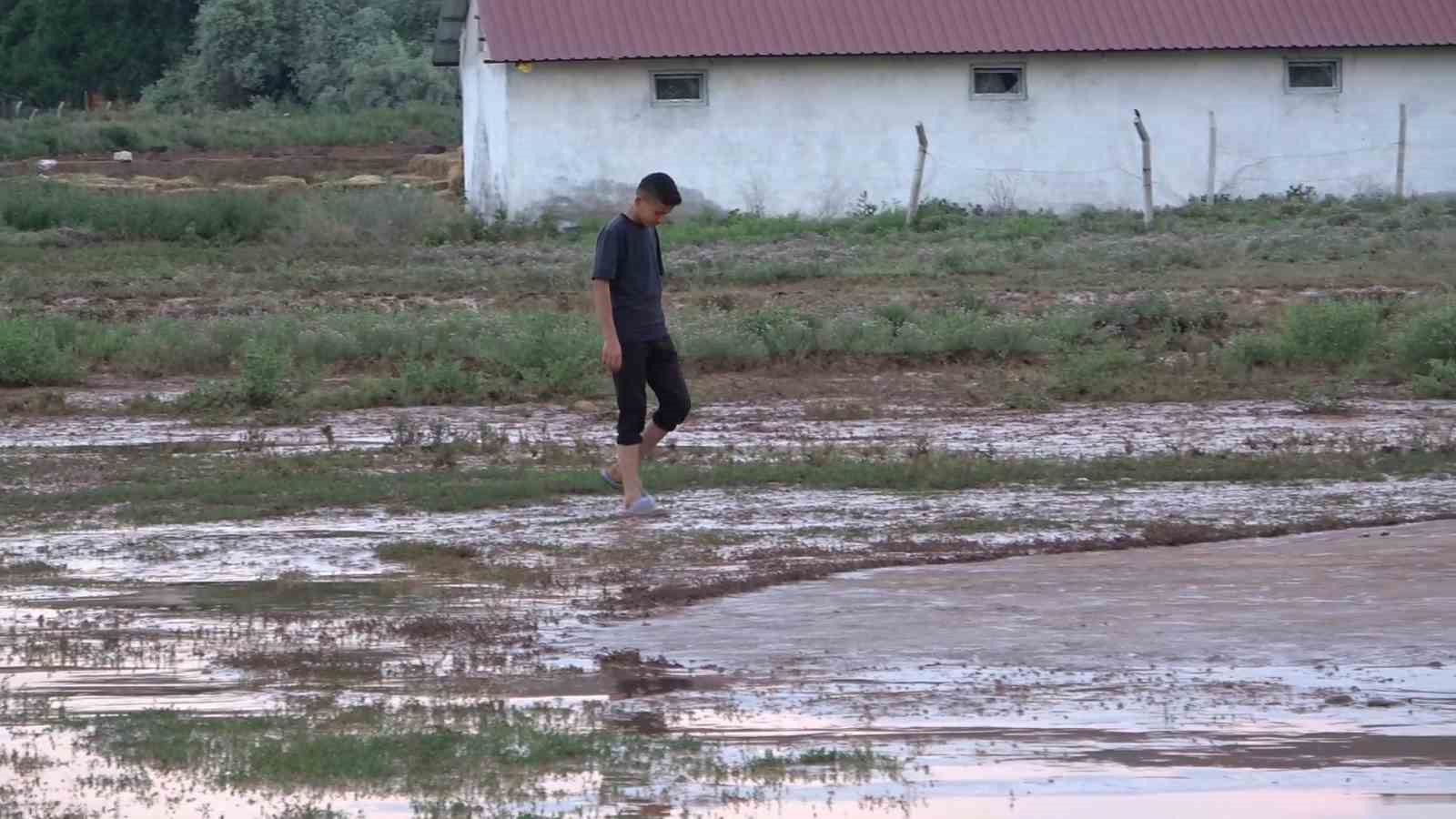 Kırıkkale’de sel: Dereler taştı, evleri ve ahırları su bastı