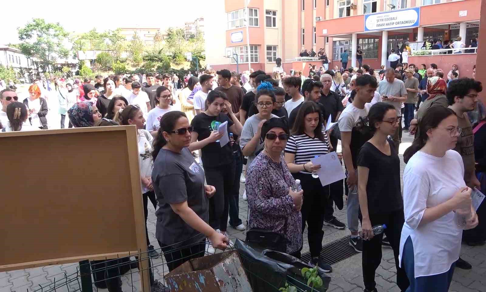 Hayaller iki dakikada yıkıldı, geç kalan genç sınava alınmadı