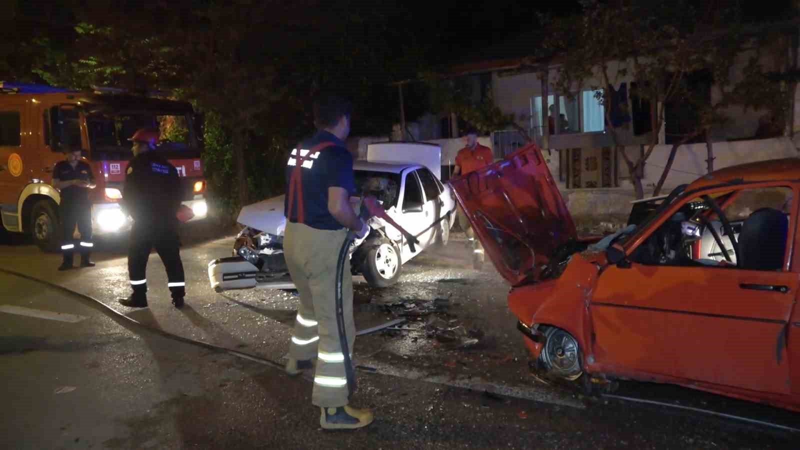 Kafa kafaya çarpışan iki otomobil hurdaya döndü: 3 ağır yaralı