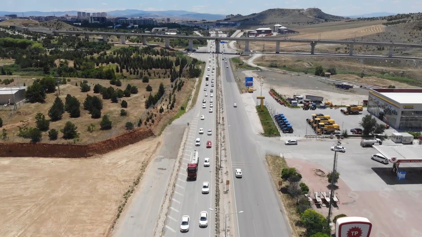 Tatilciler dönüş yoluna geçti: 43 ilin geçiş güzergahında trafik yoğunluğu başladı