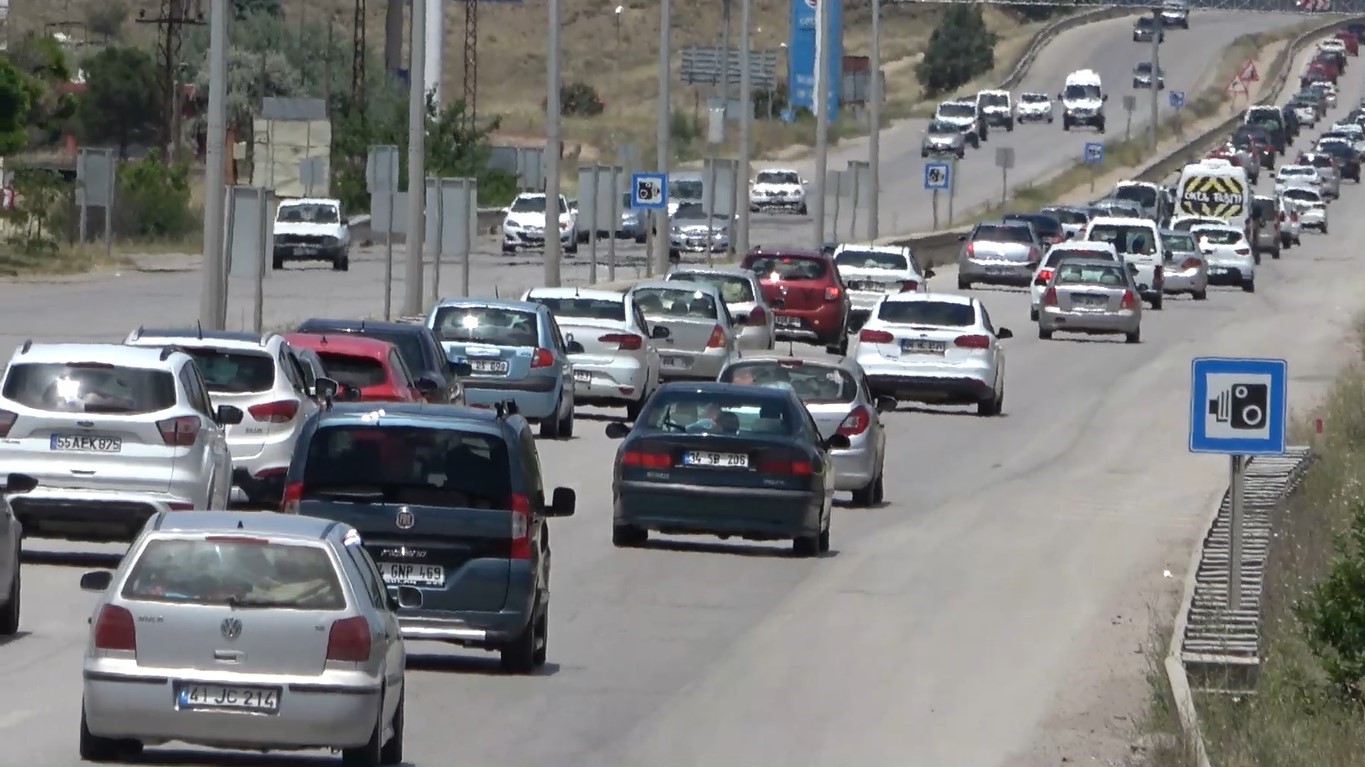 Tatilciler dönüş yoluna geçti: 43 ilin geçiş güzergahında trafik yoğunluğu başladı