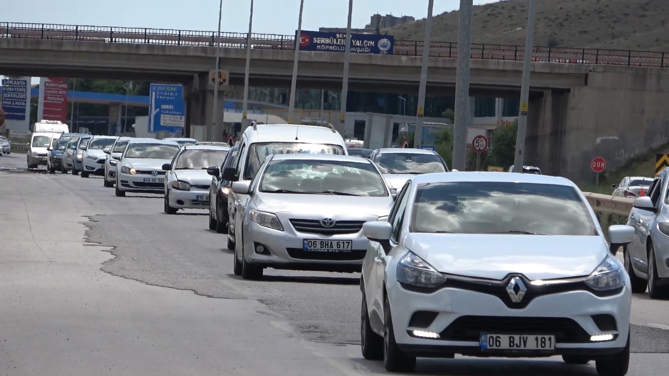 Tatilciler dönüş yoluna geçti: 43 ilin geçiş güzergahında trafik yoğunluğu başladı